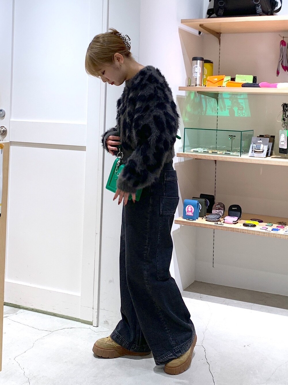 「xgirl、Xgirl_ootd、xgirl原宿、ニット、ショート丈トップス、ショルダーバッグ、デニムパンツ、バギーパンツ、ブラックコーデ、ブラックデニム」｜「X-girlのLEOPARD CROPPED KNIT TOP（ニット/セーター、グレー系）」を使った、あんなさん（レディース・157cm）の秋コーディネートの2枚目の写真