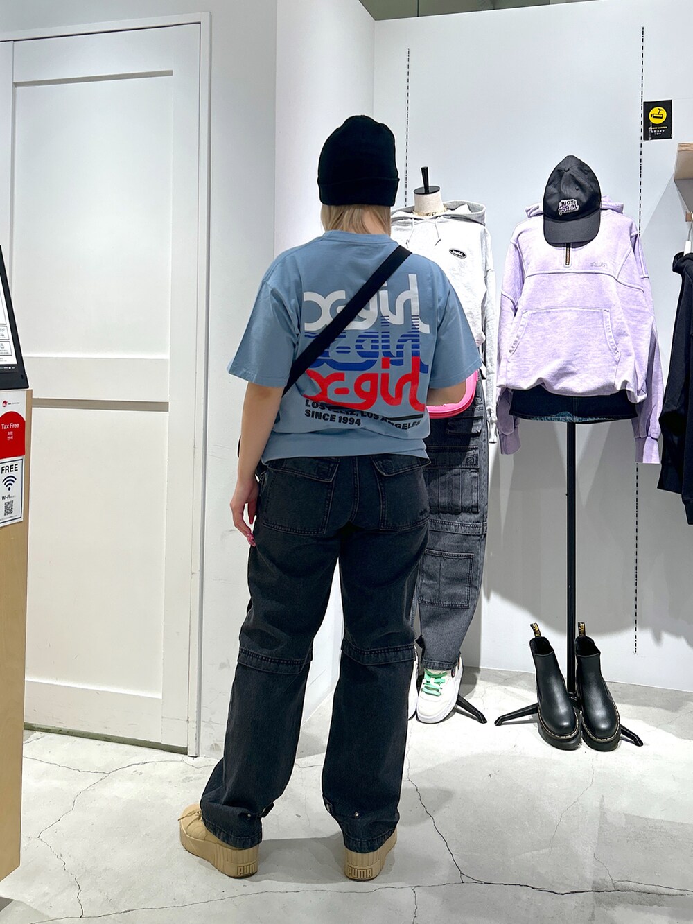 「xgirl、Xgirl_ootd、x-girl、x-girl_ootd、xgirl ootd、xgirljp、Tシャツ、ビーニー、夏コーデ、デニム、ショルダーバッグ」｜「X-girlのMULTI POCKET DENIM PANTS（デニムパンツ、ブラック系）」を使った、あんなさん（レディース・157cm）の春コーディネートの3枚目の写真