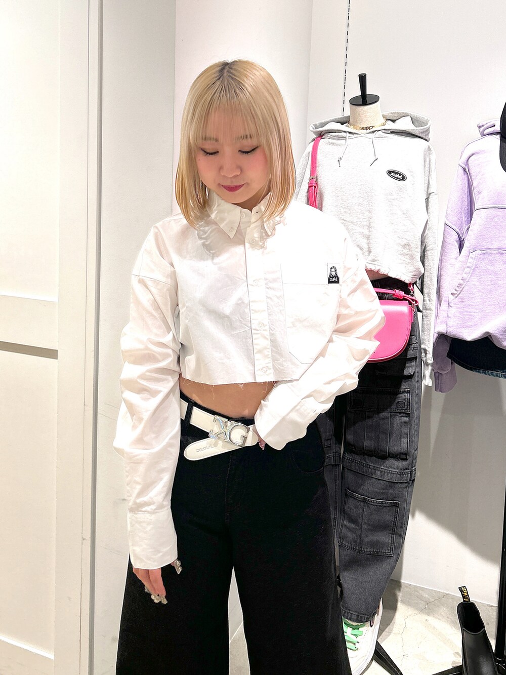 「xgirl、xgirl ootd、Xgirl_ootd、x-girl_ootd、x-girl、デニムパンツ、デニムジャケット、デニム、デニムセットアップ、セットアップ、クロップド丈、シャツ、ショルダーバッグ、ハンドバッグ、ベルト」｜「X-girlのOVERDYED DENIM PANTS（デニムパンツ、ブラック系）」を使った、あんなさん（レディース・157cm）の春コーディネートの5枚目の写真