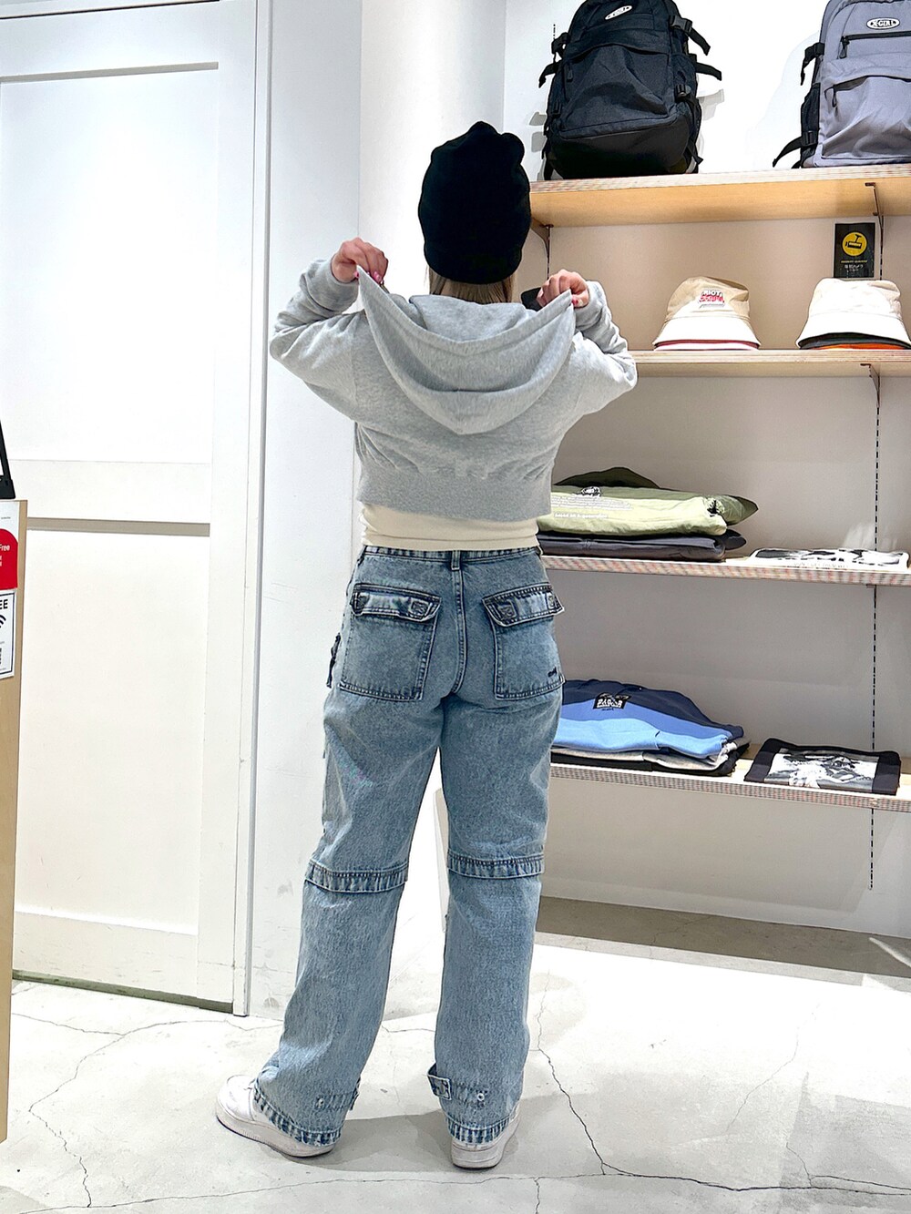 「Xgirl_ootd、xgirl、x-girl、xgirljp、x-girl_ootd、ビーニー、デニムパンツ、クロップド丈、フーディー、カットソー」｜「X-girlの3WAY KNIT CAP（ニットキャップ/ビーニー、ブラック系）」を使った、あんなさん（レディース・157cm）の春コーディネートの3枚目の写真