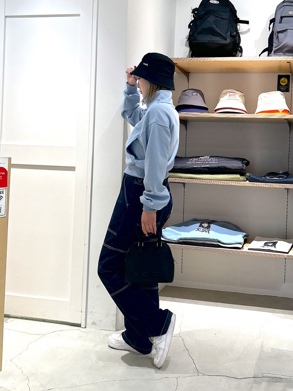 「xgirl、Xgirl_ootd、xgirl ootd、x-girl、x-girl_ootd、X-girl、トラックジャケット、バケットハット、デニム、デニムパンツ、ハイウエストパンツ、ハンドバッグ、ショルダーバッグ」｜「X-girlのCONTRAST STITCH DENIM PANTS（デニムパンツ、ブルー系）」を使った、あんなさん（レディース・157cm）の冬コーディネートの2枚目の写真