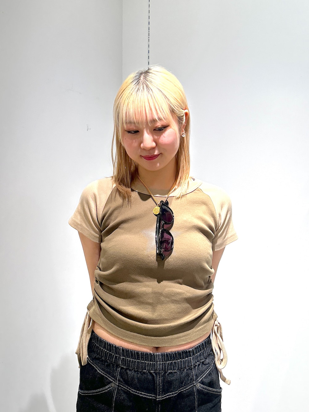 「Xgirl_ootd、xgirl、x-girl、xgirljp、xgirl ootd、ラグランTシャツ、デニム、イージーパンツ、ステッチパンツ、サングラス、y2k」｜「X-girlのCONTRAST STITCH EASY PANTS（その他パンツ、ブラック系）」を使った、あんなさん（レディース・157cm）の夏コーディネートの4枚目の写真