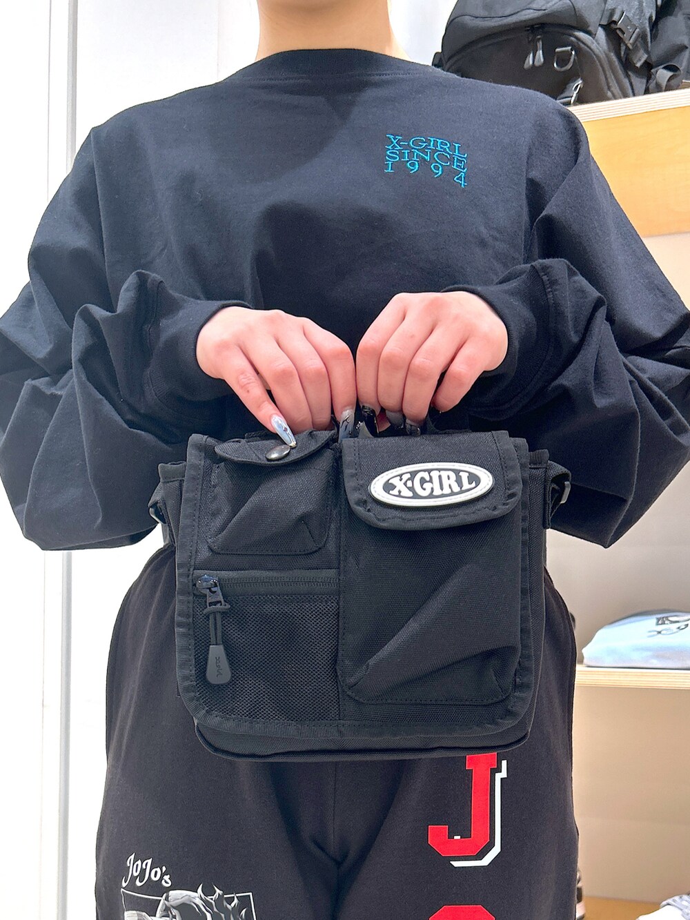 「シンプルコーデ、xgirl、x-girl、Xgirl_ootd、xgirl原宿、コラボ、コラボアイテム、JOJO、スウェットパンツ、クロップド丈」｜「X-girlのX-girl×ジョジョの奇妙な冒険SC SWEAT PANTS（スウェットパンツ、ブラック系）」を使った、あんなさん（レディース・157cm）の冬コーディネートの5枚目の写真
