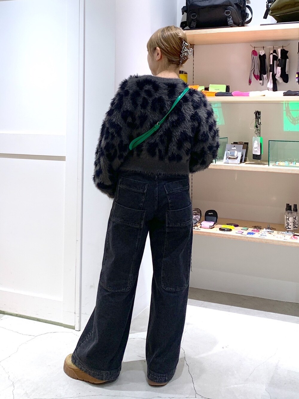 「xgirl、Xgirl_ootd、xgirl原宿、ニット、ショート丈トップス、ショルダーバッグ、デニムパンツ、バギーパンツ、ブラックコーデ、ブラックデニム」｜「X-girlのLEOPARD CROPPED KNIT TOP（ニット/セーター、グレー系）」を使った、あんなさん（レディース・157cm）の秋コーディネートの3枚目の写真