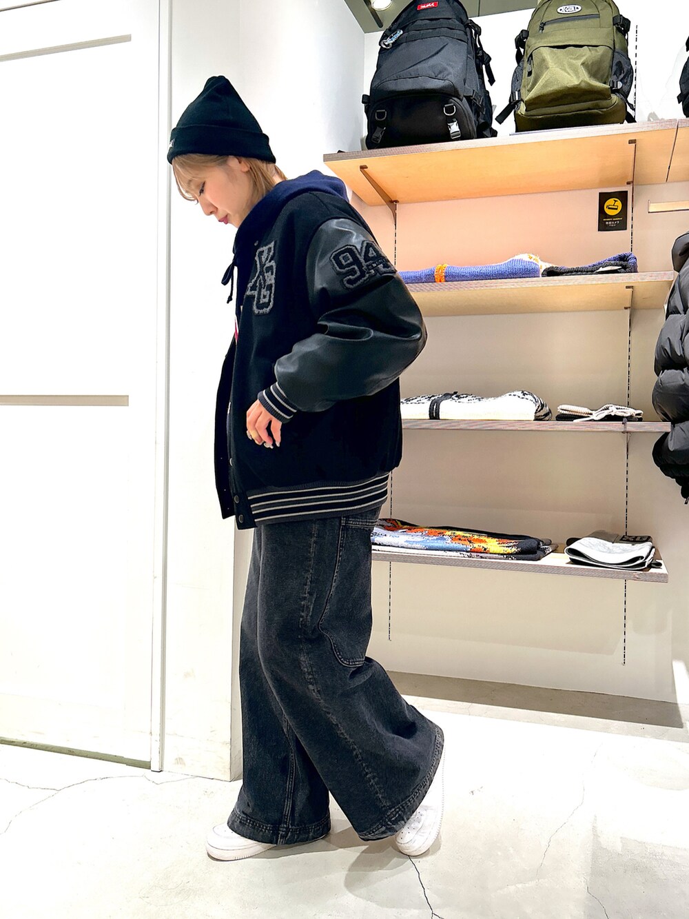 「xgirl、Xgirl_ootd、xgirl原宿、ニット帽、スタジャン、バギーパンツ、ニット、ニットフーディー、エックスガール、ストリート」｜「X-girlのCOLLEGE LOGO STADIUM JUMPER（スタジャン、ブラック系）」を使った、あんなさん（レディース・157cm）の冬コーディネートの2枚目の写真