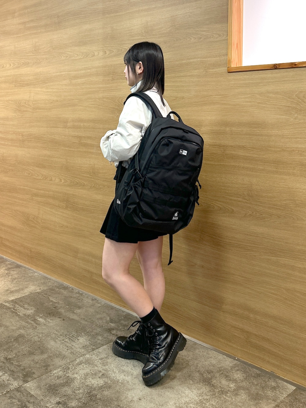 「春めき満開コーデ、スカート、ナイロンジャケット、トラックジャケット、xgirl、x-girl、NEW ERA、NEWERA、Dr.Martens、リュック」｜「X-girlのCROPPED TRACK JACKET（ナイロンジャケット、グレー系）」を使った、あんなさん（レディース・157cm）の春コーディネートの2枚目の写真