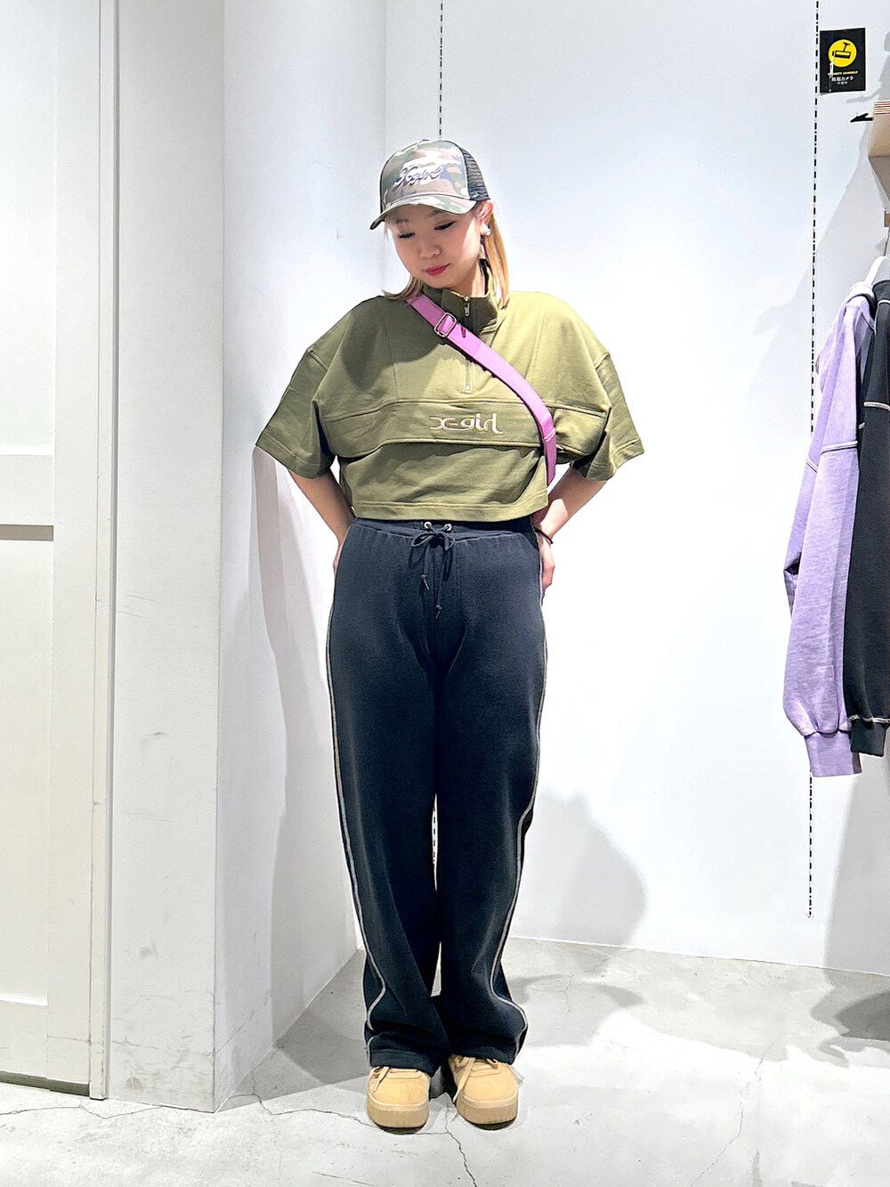 「Xgirl_ootd、x-girl、xgirl、xgirl ootd、xgirljp、x-girl_ootd、エックスガール、アノラックパーカー、ハーフジップ、キャップ、スウェットパンツ、ショルダーバッグ、夏コーデ」｜「X-girlのSWEAT PANTS（スウェットパンツ、グレー系）」を使った、あんなさん（レディース・157cm）の春コーディネートの2枚目の写真