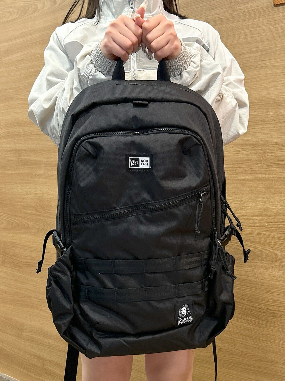 「春めき満開コーデ、スカート、ナイロンジャケット、トラックジャケット、xgirl、x-girl、NEW ERA、NEWERA、Dr.Martens、リュック」｜「X-girlのCROPPED TRACK JACKET（ナイロンジャケット、グレー系）」を使った、あんなさん（レディース・157cm）の春コーディネートの4枚目の写真