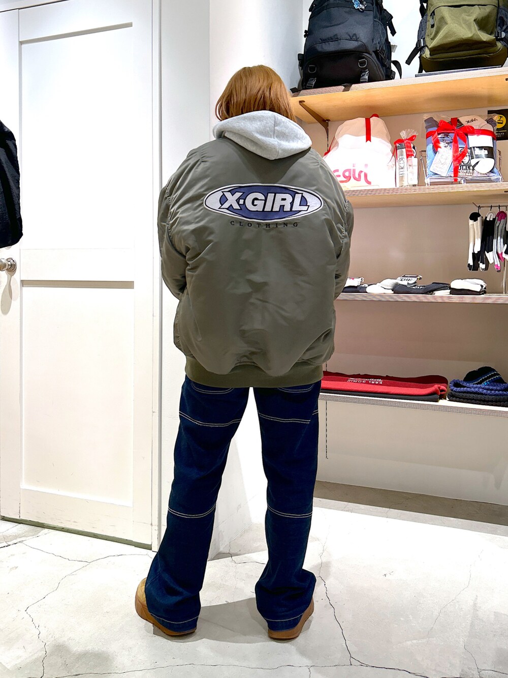 「xgirl、Xgirl_ootd、xgirl ootd、xgirl原宿、ストリート、MA-1、デニム、デニムパンツ、パーカー、ロゴスウェット、刺繍」｜「X-girlのCONTRAST STITCH DENIM PANTS（デニムパンツ、ブルー系）」を使った、あんなさん（レディース・157cm）の冬コーディネートの3枚目の写真
