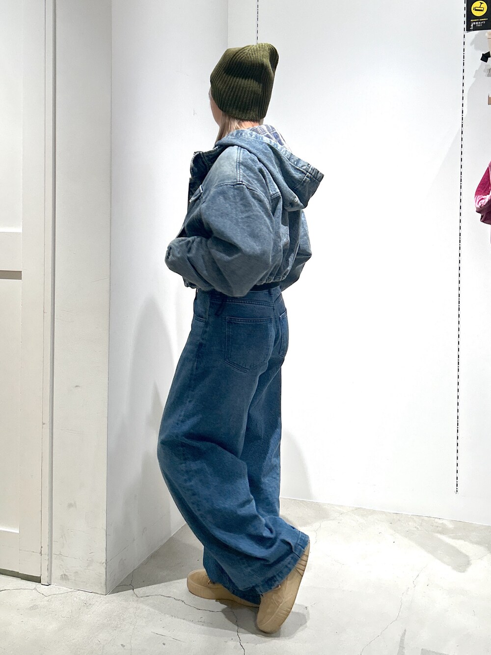 「xgirl、x-girl、Xgirl_ootd、X-girl、エックスガール、デニムジャケット、ロンT、デニムパンツ、ローライズデニム、ビーニー、ニット」｜「X-girlのLOW RISE HEM TUCK DENIM PANTS（デニムパンツ、ブルー系）」を使った、あんなさん（レディース・157cm）の秋コーディネートの2枚目の写真