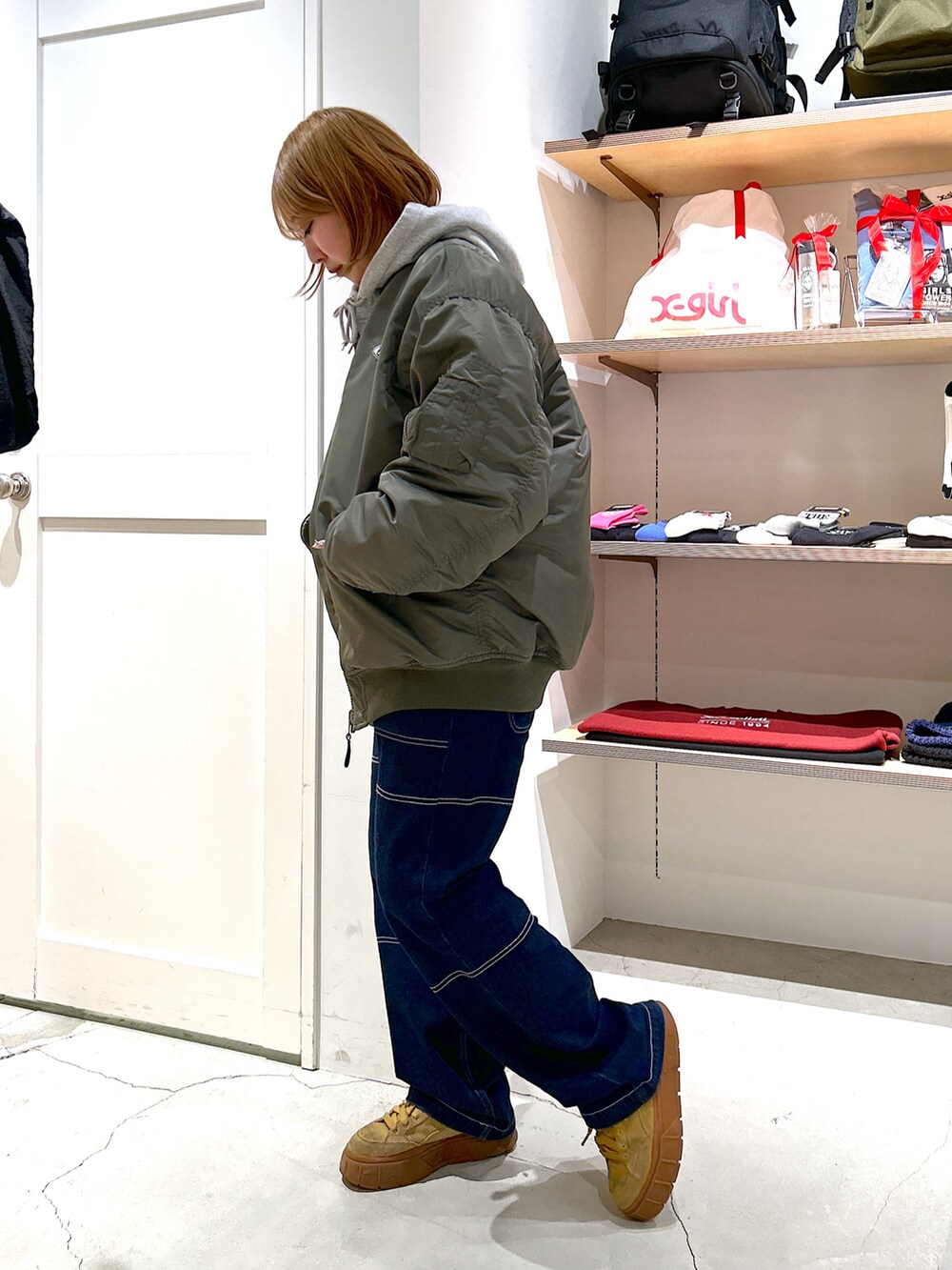 「xgirl、Xgirl_ootd、xgirl ootd、xgirl原宿、ストリート、MA-1、デニム、デニムパンツ、パーカー、ロゴスウェット、刺繍」｜「X-girlのCONTRAST STITCH DENIM PANTS（デニムパンツ、ブルー系）」を使った、あんなさん（レディース・157cm）の冬コーディネートの2枚目の写真