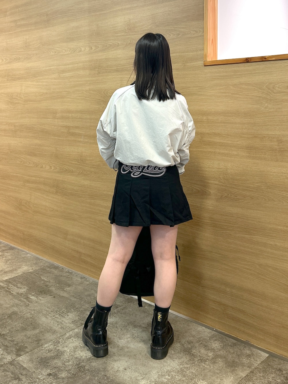「春めき満開コーデ、スカート、ナイロンジャケット、トラックジャケット、xgirl、x-girl、NEW ERA、NEWERA、Dr.Martens、リュック」｜「X-girlのCROPPED TRACK JACKET（ナイロンジャケット、グレー系）」を使った、あんなさん（レディース・157cm）の春コーディネートの3枚目の写真