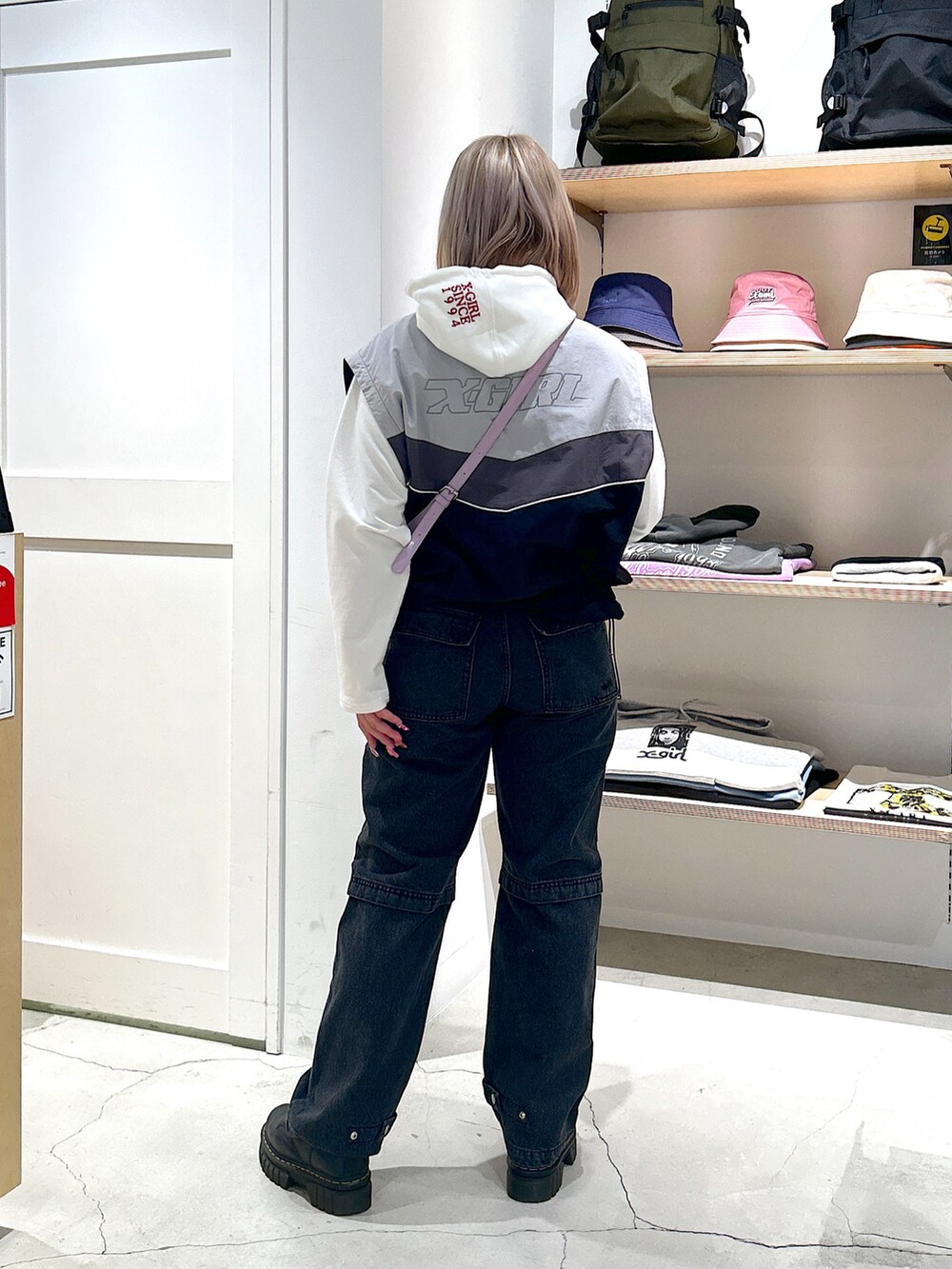 「xgirl、xgirljp、Xgirl_ootd、xgirl ootd、x-girl、x-girl_ootd、トラックジャケット、デニムパンツ、ハンドバッグ、ショルダーバッグ、パーカー」｜「X-girlのMULTI POCKET DENIM PANTS（デニムパンツ、ブラック系）」を使った、あんなさん（レディース・157cm）の春コーディネートの3枚目の写真