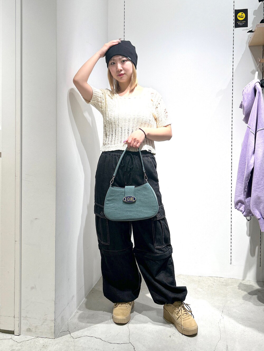 「Xgirl_ootd、xgirl、xgirl ootd、xgirljp、x-girl、x-girl_ootd、エックスガール、ビーニー、ニット、ニットトップス、バッグ、デニムパンツ、２ＷＡＹ、2WAYﾊﾞｯｸﾞ」｜「X-girlのCOOL MAX BEANIE（ニットキャップ/ビーニー、ブラック系）」を使った、あんなさん（レディース・157cm）の春コーディネートの2枚目の写真