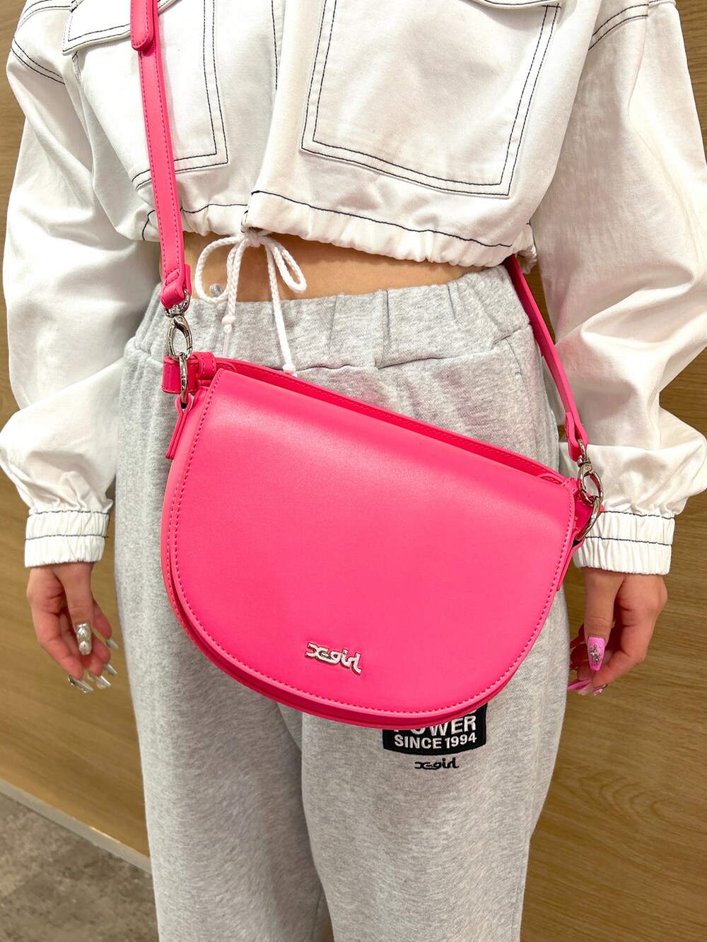 「Xgirl_ootd、xgirl、x-girl、xgirl ootd、xgirljp、x-girl_ootd、NEW ERA、フーディー、クロップド丈、スウェットパンツ、ハンドバッグ、ショルダーバッグ、バケットハット、バケハ」｜「X-girlのFACE PATCH SWEAT PANTS（スウェットパンツ、グレー系）」を使った、あんなさん（レディース・157cm）の春コーディネートの4枚目の写真