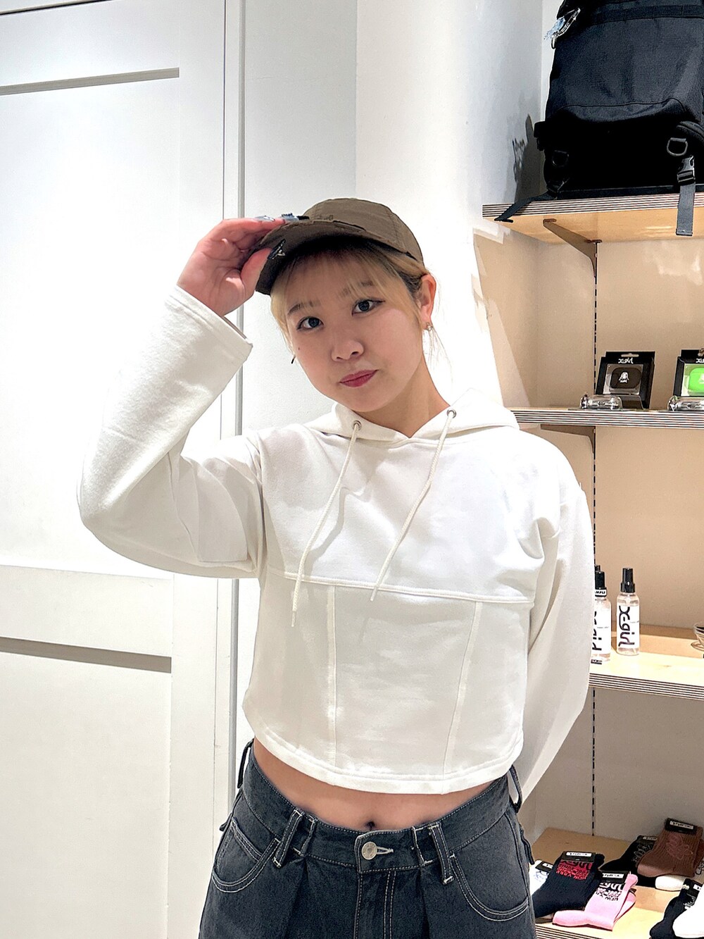 「xgirl、x-girl、Xgirl_ootd、X-girl原宿、キャップ、春コーデ、パーカー、クロップド丈、カーゴパンツ、シンプルコーデ、シンプル」｜「X-girlのCORSET SWEAT HOODIE（パーカー、ホワイト系）」を使った、あんなさん（レディース・157cm）の冬コーディネートの4枚目の写真