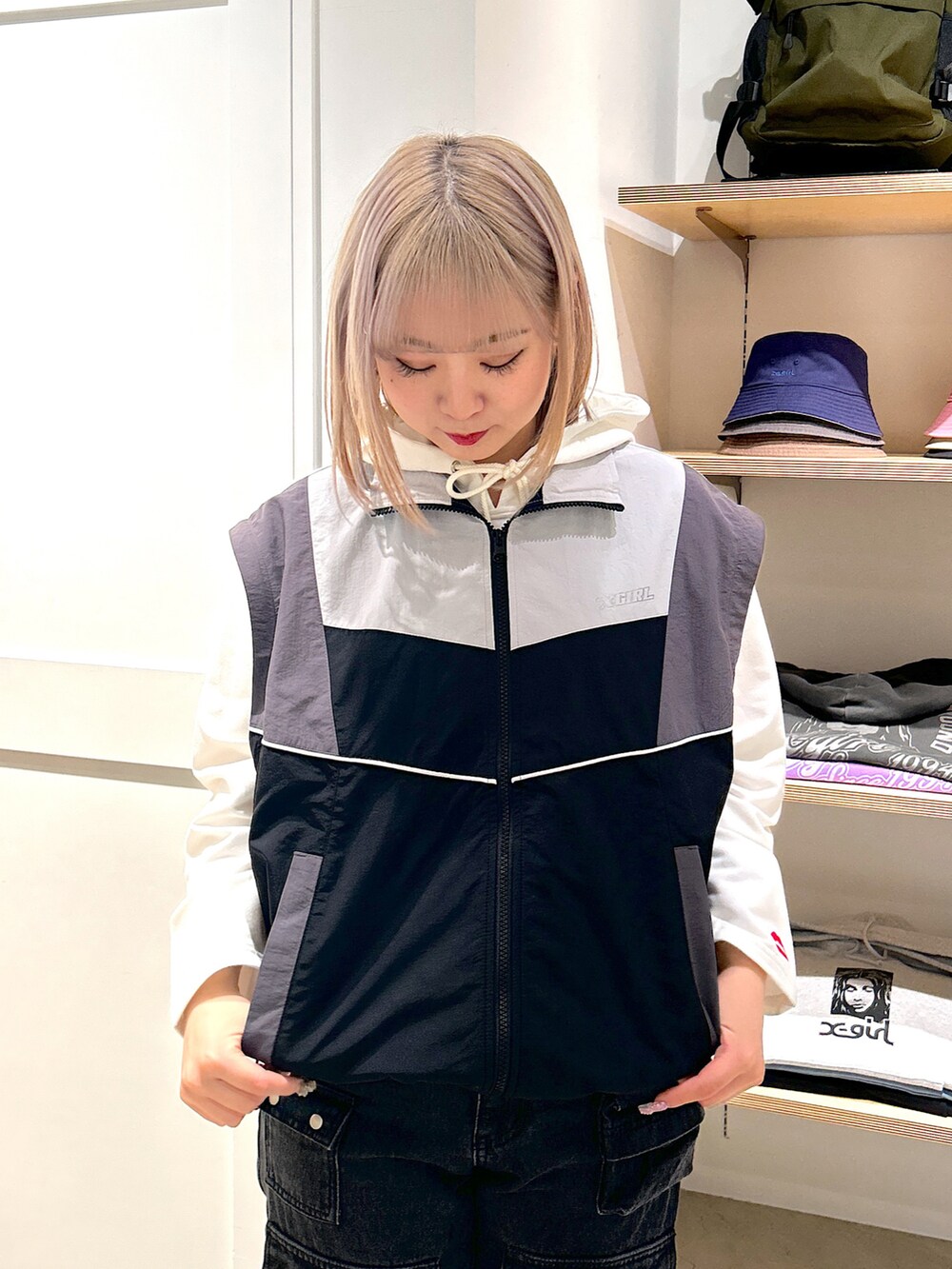 「xgirl、xgirljp、Xgirl_ootd、xgirl ootd、x-girl、x-girl_ootd、トラックジャケット、デニムパンツ、ハンドバッグ、ショルダーバッグ、パーカー」｜「X-girlのMULTI POCKET DENIM PANTS（デニムパンツ、ブラック系）」を使った、あんなさん（レディース・157cm）の春コーディネートの5枚目の写真