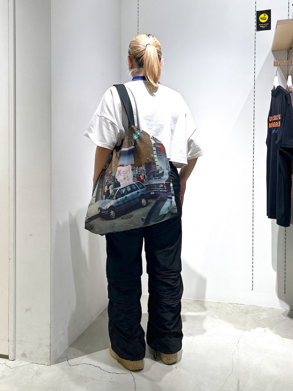 「Xgirl_ootd、xgirl、xgirl ootd、xgirljp、x-girl、x-girl_ootd、ルーズパンツ、ハーフジップ、トートバッグ、ポロシャツ」｜「X-girlのLOOSE FIT TUCK PANTS（その他パンツ、ブラック系）」を使った、あんなさん（レディース・157cm）の夏コーディネートの3枚目の写真