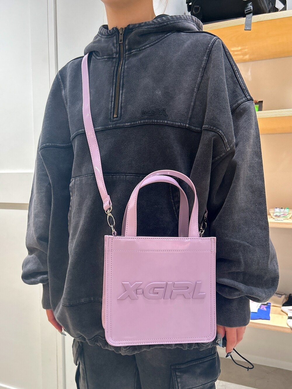 「x-girl、xgirl、Xgirl_ootd、X-girl原宿、セットアップ、アノラックパーカー、スウェットパンツ、カーゴスウェットパンツ、ショルダーバッグ、ハンドバッグ」｜「X-girlのCARGO SWEAT PANTS（スウェットパンツ、ブラック系）」を使った、あんなさん（レディース・157cm）の冬コーディネートの3枚目の写真