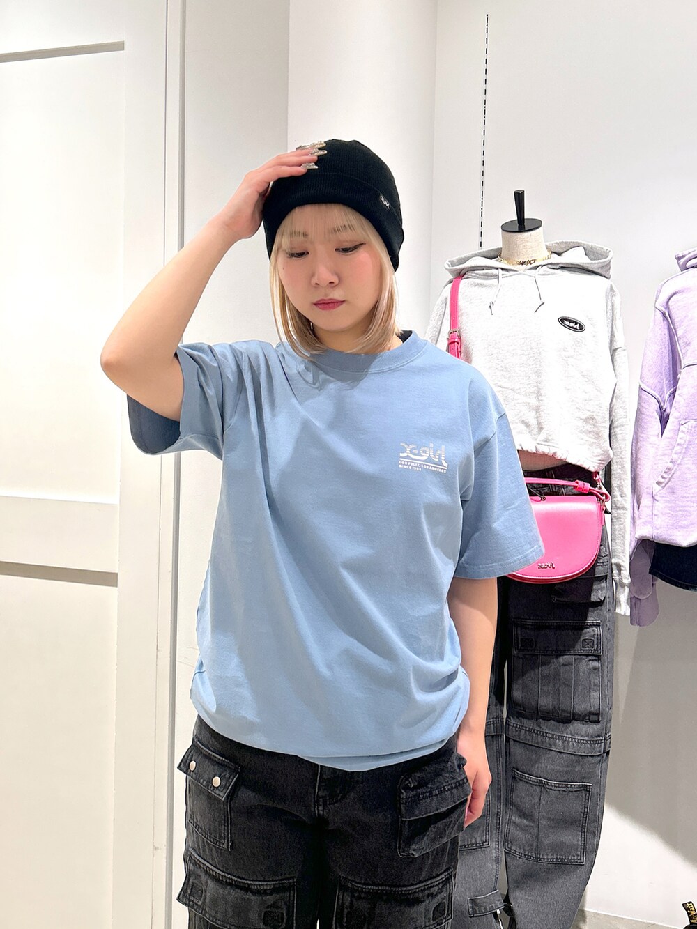 「xgirl、Xgirl_ootd、x-girl、x-girl_ootd、xgirl ootd、xgirljp、Tシャツ、ビーニー、夏コーデ、デニム、ショルダーバッグ」｜「X-girlのMULTI POCKET DENIM PANTS（デニムパンツ、ブラック系）」を使った、あんなさん（レディース・157cm）の春コーディネートの5枚目の写真
