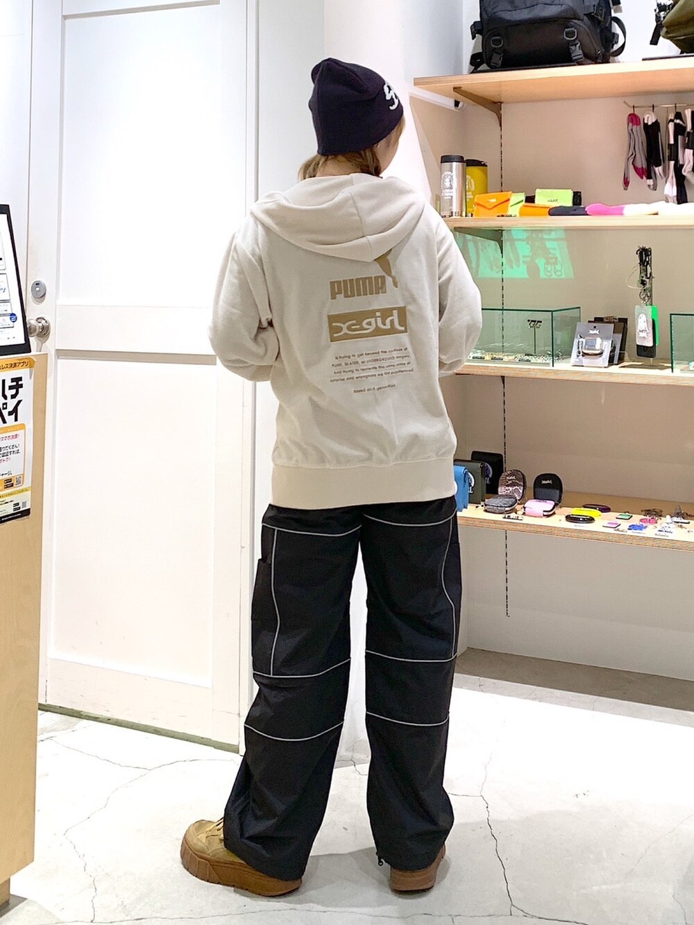 「xgirl、Xgirl_ootd、xgirl ootd、ビーニー、PUMA、コラボアイテム、リフレクター、ショート丈トップス、スポーティ、パーカー」｜「X-girlのLOGO JACQUARD BEANIE（ニットキャップ/ビーニー、ブラック系）」を使った、あんなさん（レディース・157cm）の秋コーディネートの3枚目の写真