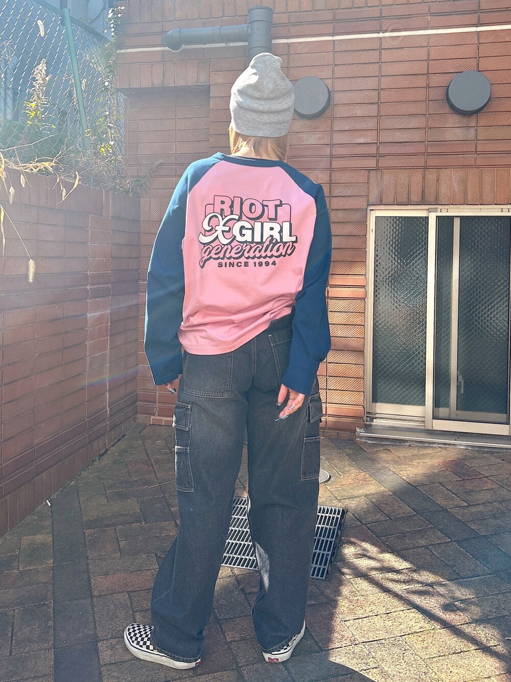 「ビーニー帽、カーゴパンツ、x-girl、xgirl、Xgirl_ootd、ootd、xgirl原宿、ラグランTシャツ、デニム、ストリートコーデ」｜「X-girlの3WAY KNIT CAP（ニットキャップ/ビーニー、グレー系）」を使った、あんなさん（レディース・157cm）の冬コーディネートの3枚目の写真