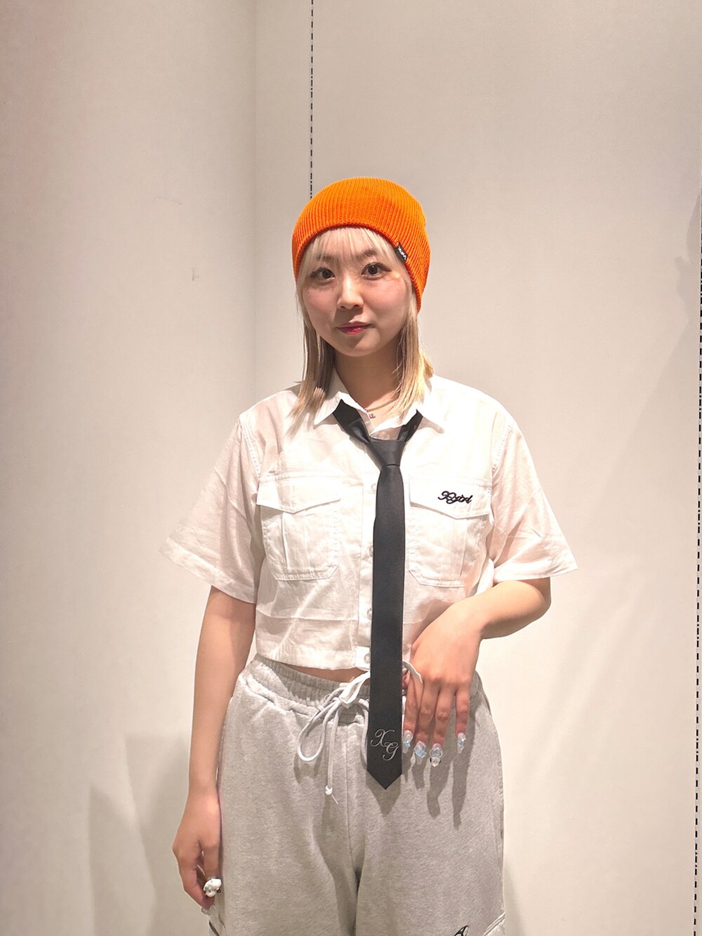 「xgirl、xgirl ootd、Xgirl_ootd、x-girl、xgirljp、x-girl_ootd、X-girl _ootd、エックスガール、夏コーデ、シャツスタイル、ネクタイ、スウェット、スウェットパンツ、ハンドバッグ、ビーニー」｜「X-girlのDOUBLE POCKET HAND BAG（ハンドバッグ、ブラック系）」を使った、あんなさん（レディース・157cm）の春コーディネートの5枚目の写真