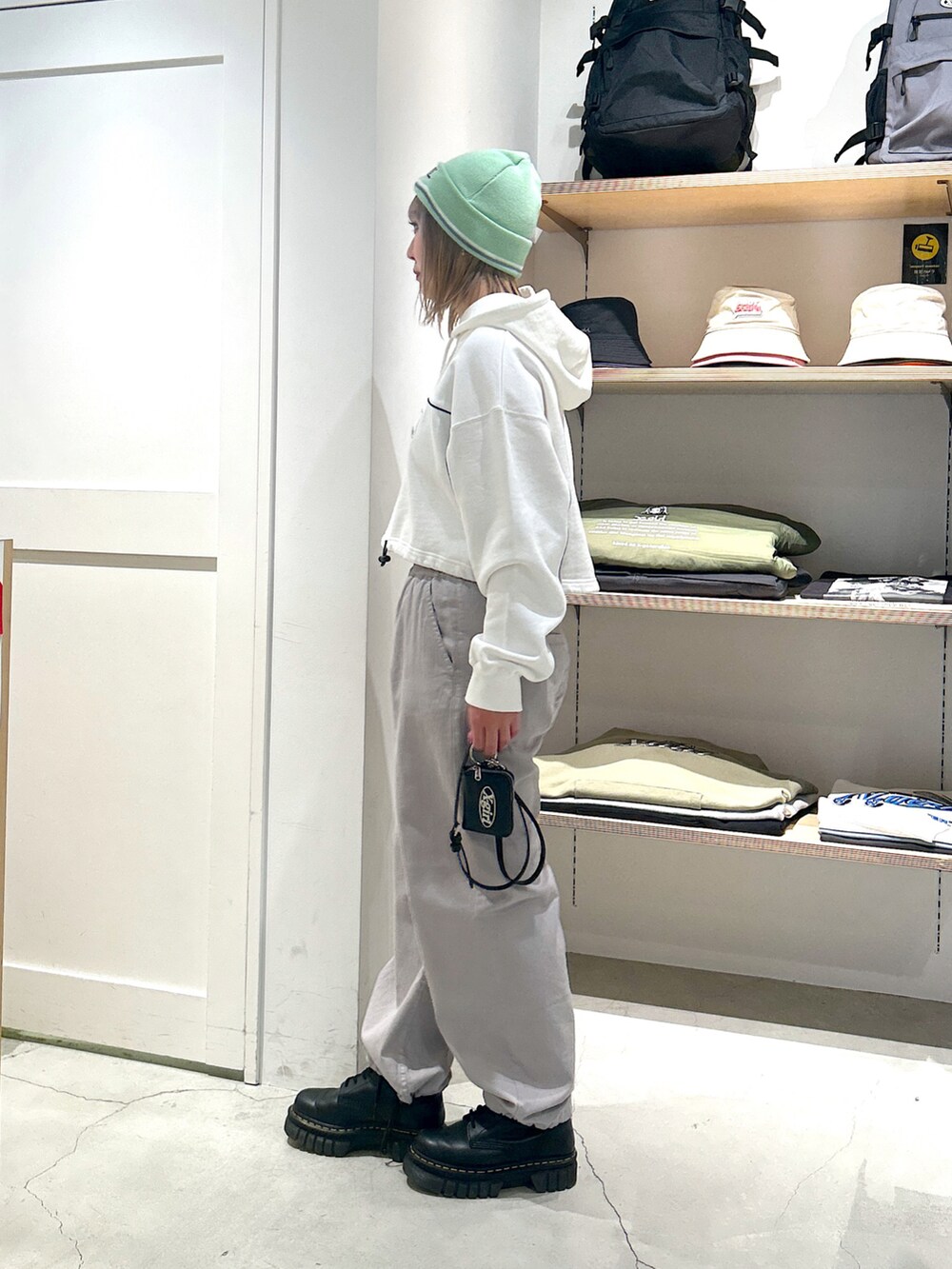 「Xgirl_ootd、xgirl、x-girl、xgirljp、x-girl_ootd、xgirl ootd、ビーニー、ニット帽、クロップド丈、パーカー、イージーパンツ、コインケース」｜「X-girlのEASY PANTS（その他パンツ、グレー系）」を使った、あんなさん（レディース・157cm）の春コーディネートの2枚目の写真