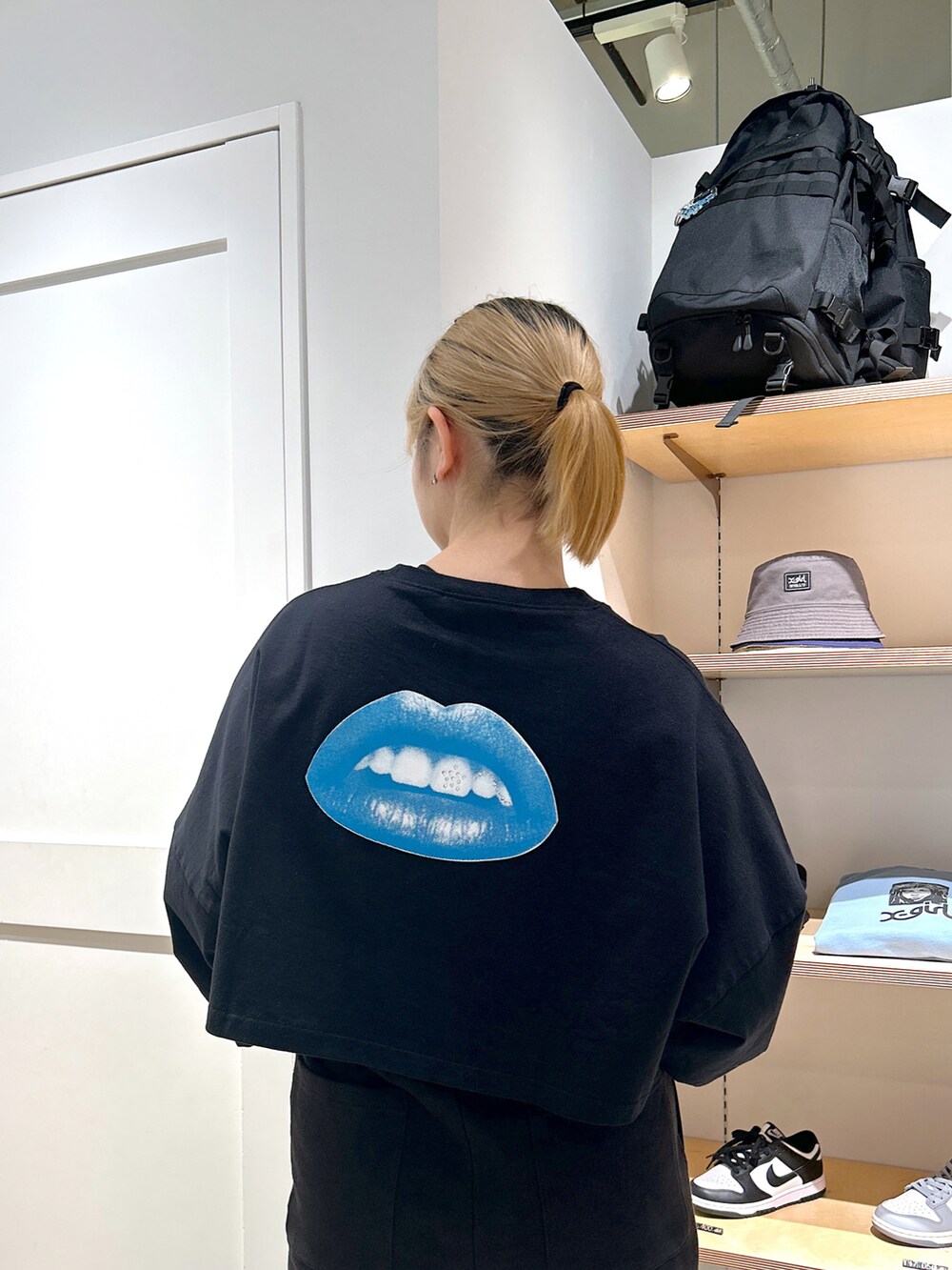 「シンプルコーデ、xgirl、x-girl、Xgirl_ootd、xgirl原宿、コラボ、コラボアイテム、JOJO、スウェットパンツ、クロップド丈」｜「X-girlのX-girl×ジョジョの奇妙な冒険SC SWEAT PANTS（スウェットパンツ、ブラック系）」を使った、あんなさん（レディース・157cm）の冬コーディネートの4枚目の写真