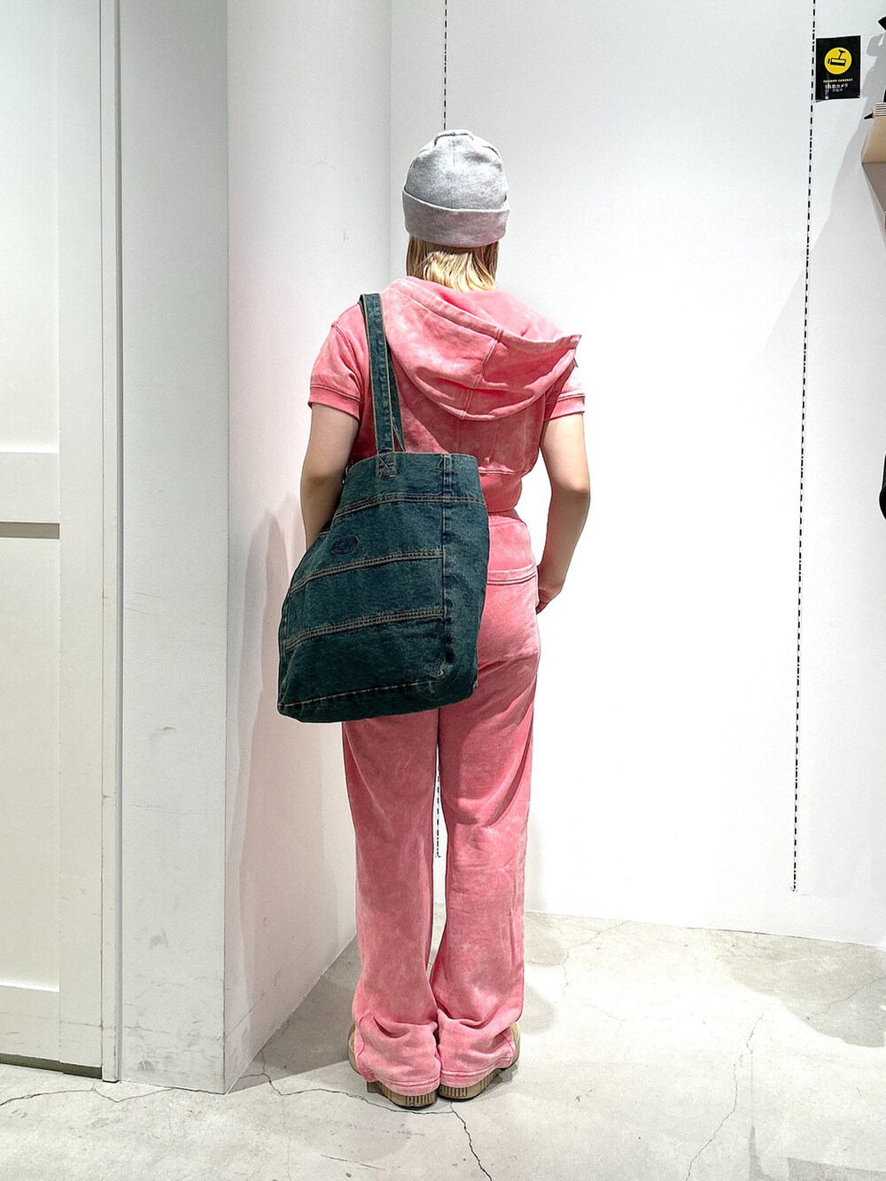 「xgirl、x-girl、Xgirl_ootd、xgirl ootd、xgirljp、xgirl原宿、セットアップ、クロップドトップス、クロップド丈、スウェットパンツ、トートバッグ、ファイヤーパターン」｜「X-girlの3WAY KNIT CAP（ニットキャップ/ビーニー、グレー系）」を使った、あんなさん（レディース・157cm）の春コーディネートの3枚目の写真