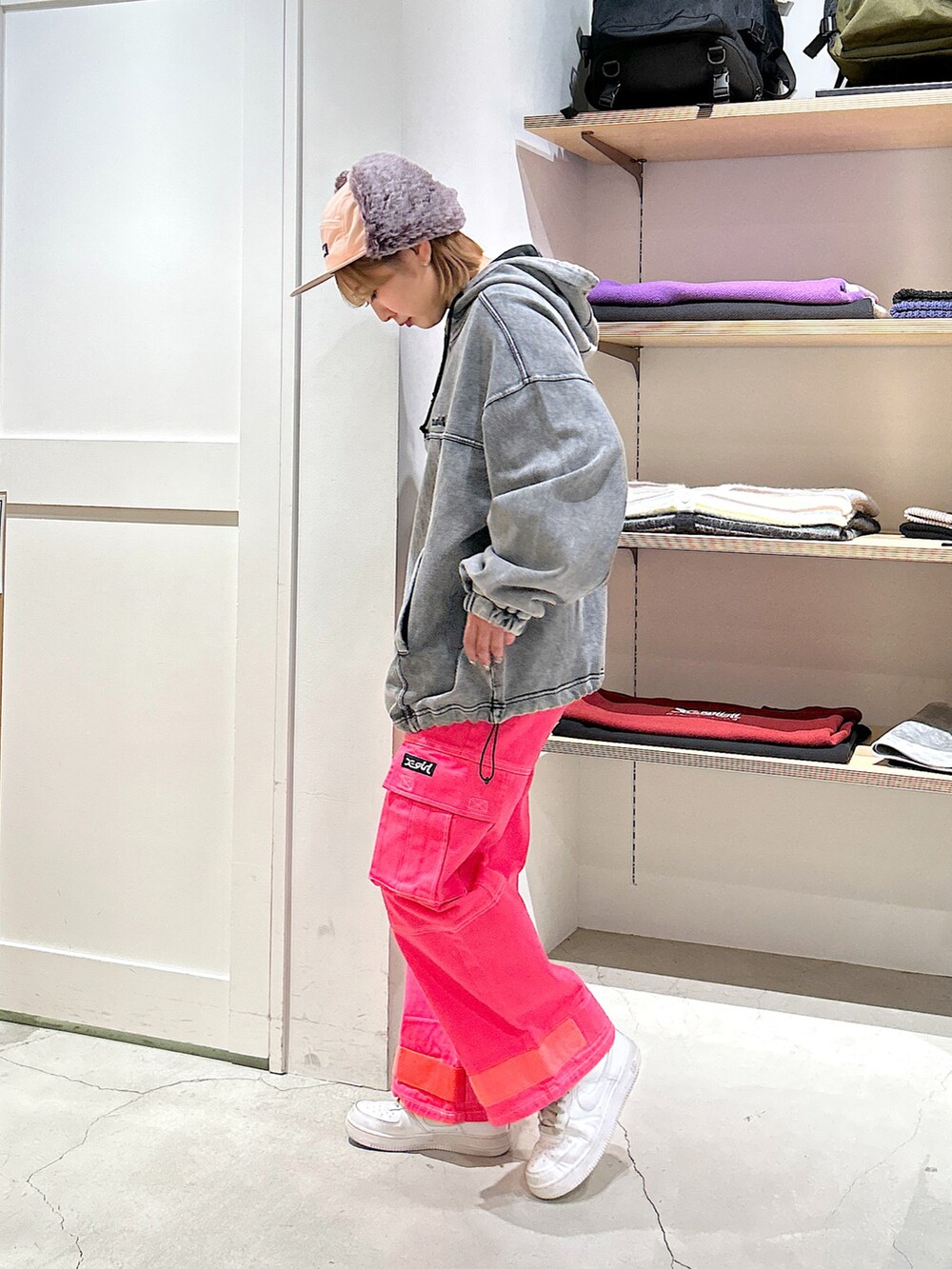 「xgirl、Xgirl_ootd、xgirl原宿、xgirl ootd、カーゴパンツ、パーカー、ジェットキャップ、ピンクコーデ、ストリート、ファッションを楽しもう、お洒落さんとつながりたい」｜「X-girlのADJUSTABLE HEM CARGO PANTS（カーゴパンツ、ピンク系）」を使った、あんなさん（レディース・157cm）の冬コーディネートの3枚目の写真