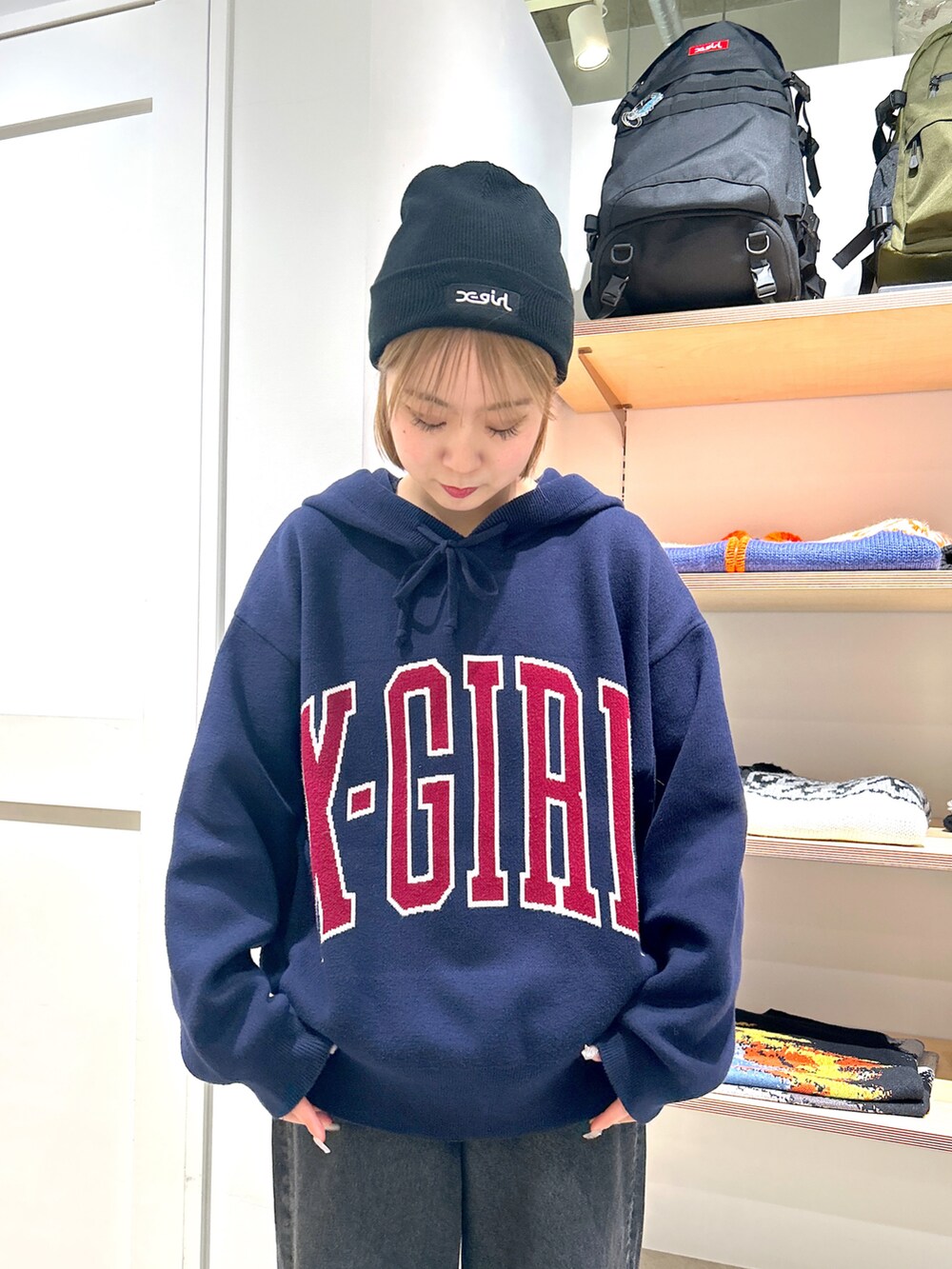 「xgirl、Xgirl_ootd、xgirl原宿、ニット帽、スタジャン、バギーパンツ、ニット、ニットフーディー、エックスガール、ストリート」｜「X-girlのCOLLEGE LOGO STADIUM JUMPER（スタジャン、ブラック系）」を使った、あんなさん（レディース・157cm）の冬コーディネートの4枚目の写真