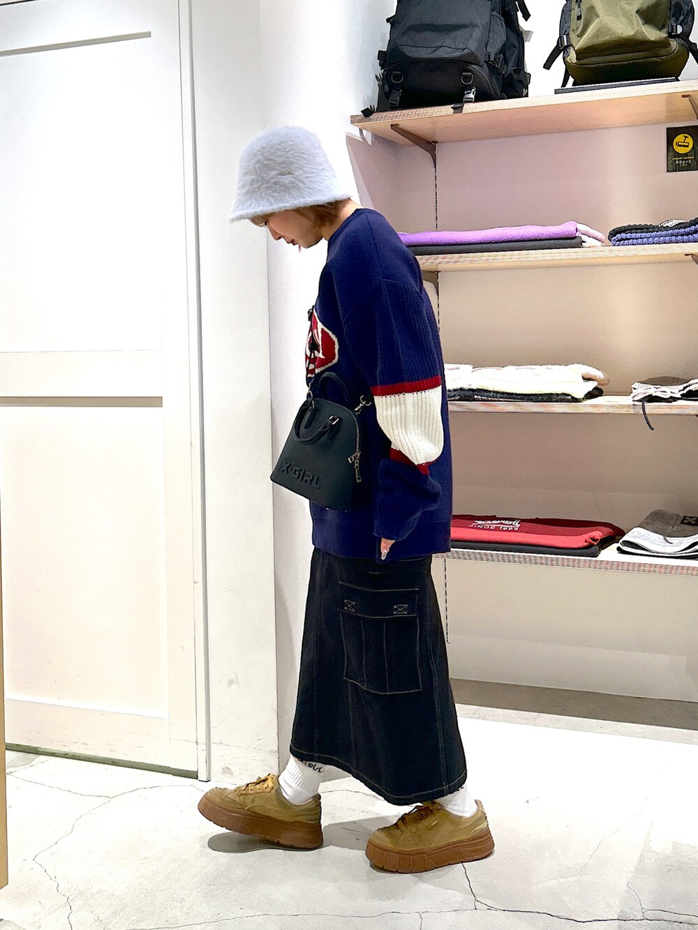 「xgirl、Xgirl_ootd、xgirl ootd、xgirl原宿、バケットハット、シャギーニット、シャギー、ニット、スカート、２ＷＡＹ、オーバーサイズ」｜「X-girlのFAUX LEATHER 2WAY BOSTON BAG（ショルダーバッグ、ブルー系）」を使った、あんなさん（レディース・157cm）の冬コーディネートの2枚目の写真