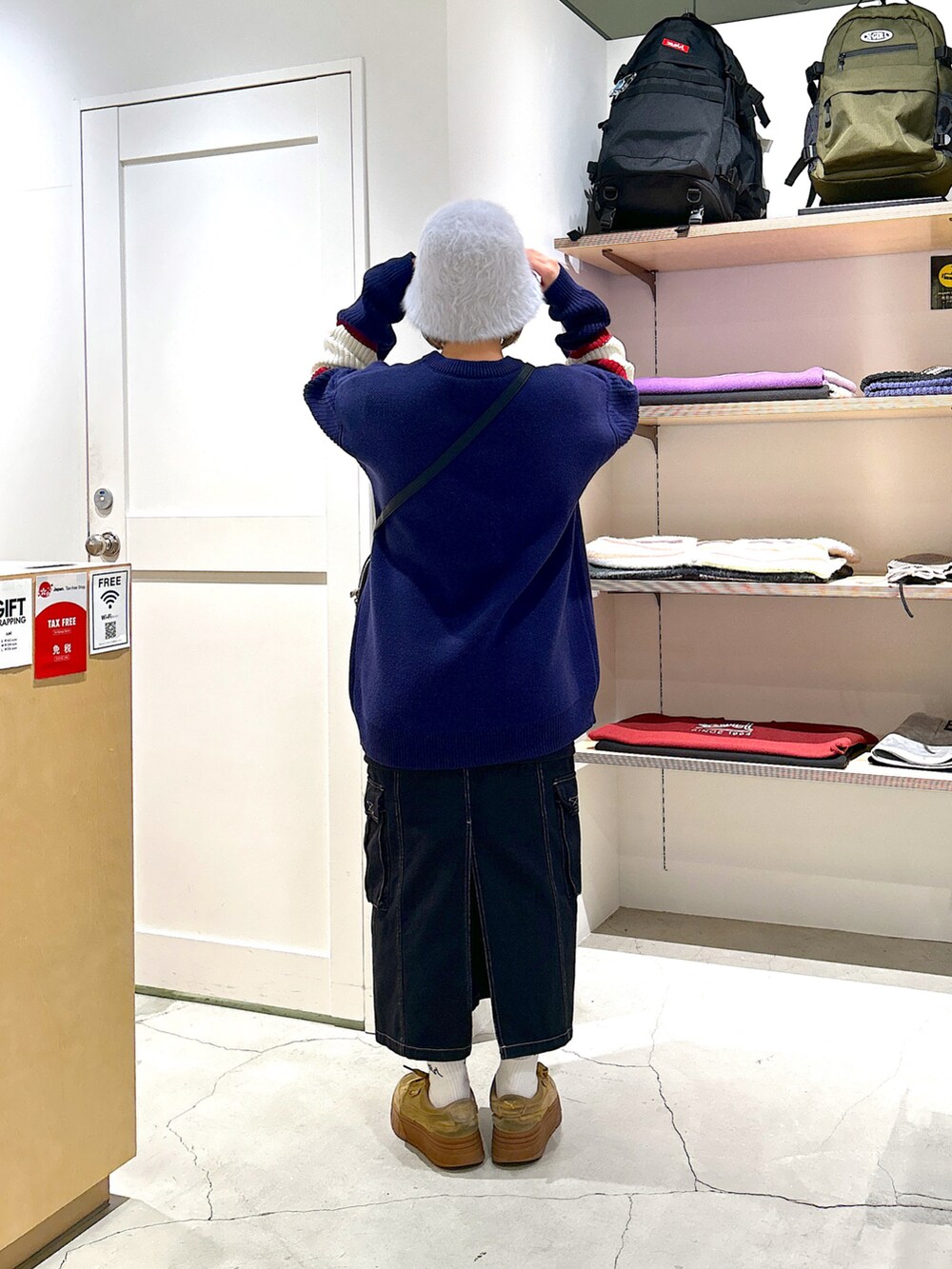「xgirl、Xgirl_ootd、xgirl ootd、xgirl原宿、バケットハット、シャギーニット、シャギー、ニット、スカート、２ＷＡＹ、オーバーサイズ」｜「X-girlのFAUX LEATHER 2WAY BOSTON BAG（ショルダーバッグ、ブルー系）」を使った、あんなさん（レディース・157cm）の冬コーディネートの3枚目の写真