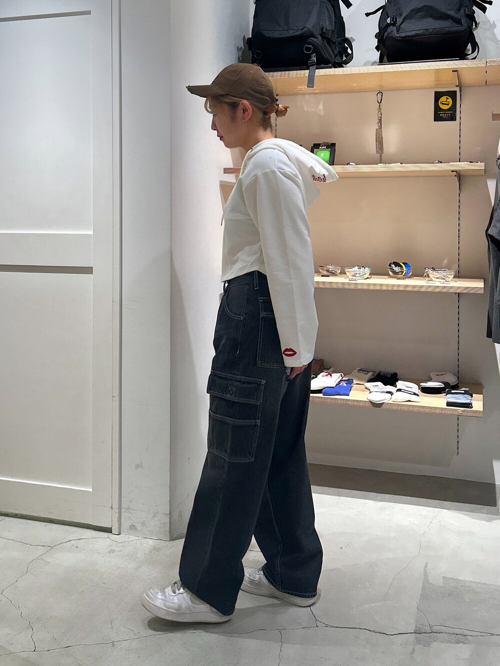 「xgirl、x-girl、Xgirl_ootd、X-girl原宿、キャップ、春コーデ、パーカー、クロップド丈、カーゴパンツ、シンプルコーデ、シンプル」｜「X-girlのCORSET SWEAT HOODIE（パーカー、ホワイト系）」を使った、あんなさん（レディース・157cm）の冬コーディネートの2枚目の写真