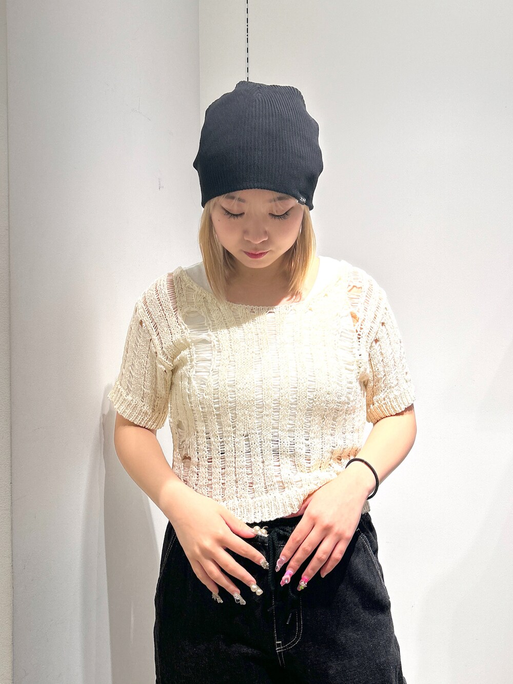 「Xgirl_ootd、xgirl、xgirl ootd、xgirljp、x-girl、x-girl_ootd、エックスガール、ビーニー、ニット、ニットトップス、バッグ、デニムパンツ、２ＷＡＹ、2WAYﾊﾞｯｸﾞ」｜「X-girlのCOOL MAX BEANIE（ニットキャップ/ビーニー、ブラック系）」を使った、あんなさん（レディース・157cm）の春コーディネートの5枚目の写真
