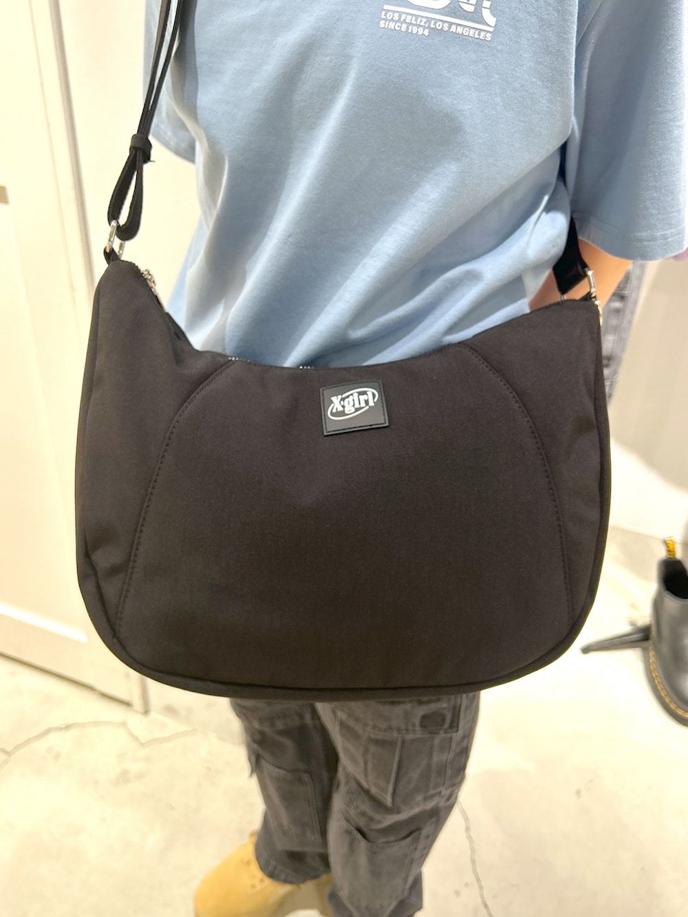 「xgirl、Xgirl_ootd、x-girl、x-girl_ootd、xgirl ootd、xgirljp、Tシャツ、ビーニー、夏コーデ、デニム、ショルダーバッグ」｜「X-girlのMULTI POCKET DENIM PANTS（デニムパンツ、ブラック系）」を使った、あんなさん（レディース・157cm）の春コーディネートの4枚目の写真
