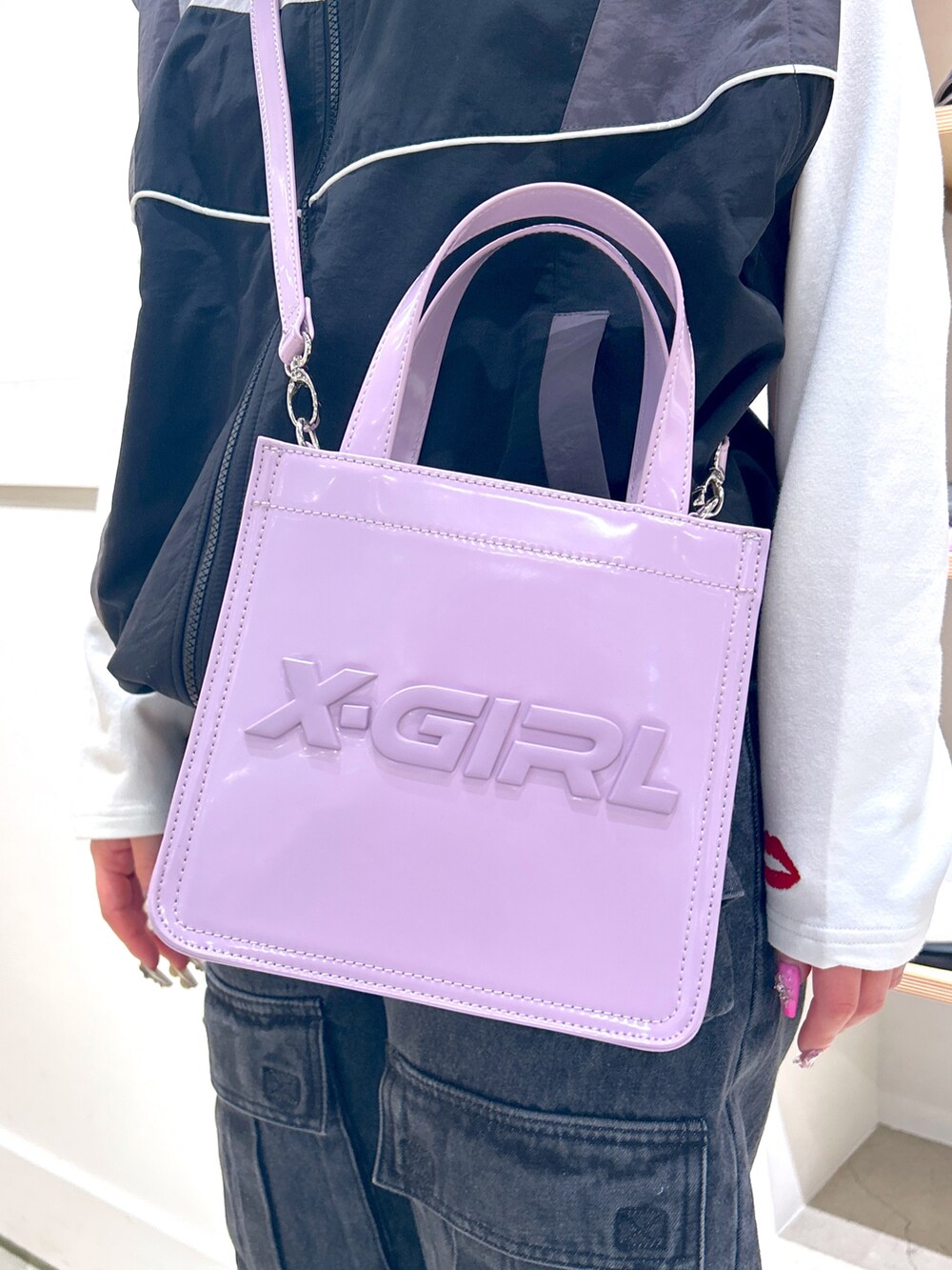 「xgirl、xgirljp、Xgirl_ootd、xgirl ootd、x-girl、x-girl_ootd、トラックジャケット、デニムパンツ、ハンドバッグ、ショルダーバッグ、パーカー」｜「X-girlのMULTI POCKET DENIM PANTS（デニムパンツ、ブラック系）」を使った、あんなさん（レディース・157cm）の春コーディネートの4枚目の写真