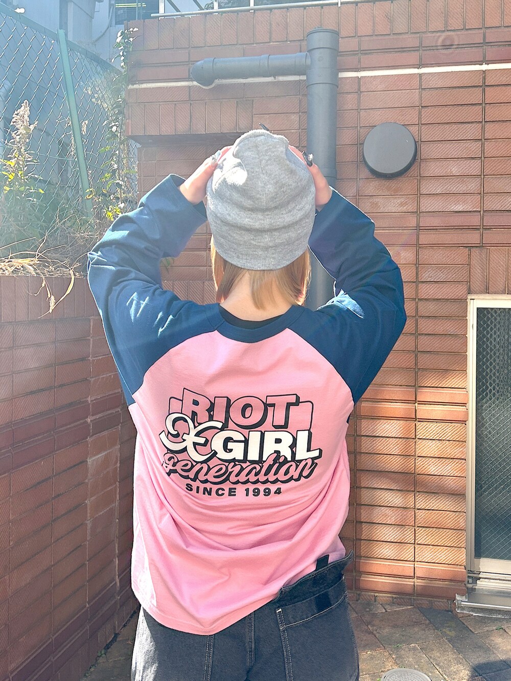 「ビーニー帽、カーゴパンツ、x-girl、xgirl、Xgirl_ootd、ootd、xgirl原宿、ラグランTシャツ、デニム、ストリートコーデ」｜「X-girlの3WAY KNIT CAP（ニットキャップ/ビーニー、グレー系）」を使った、あんなさん（レディース・157cm）の冬コーディネートの5枚目の写真