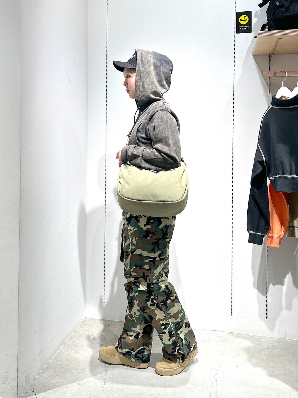 「xgirl、xgirl ootd、Xgirl_ootd、xgirljp、x-girl、x-girl_ootd、パーカー、クロップド丈、カーゴパンツ、キャップ、ショルダーバッグ、カモフラパンツ」｜「X-girlのCOMPACT L/S HOODIE（パーカー、ピンク系）」を使った、あんなさん（レディース・157cm）の春コーディネートの2枚目の写真