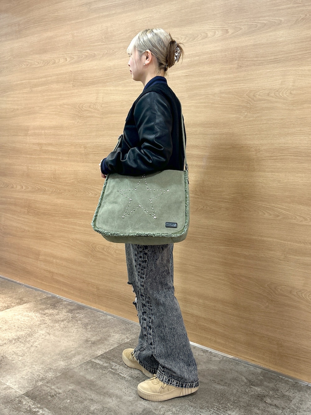 「x-girl、xgirl、スタジャン、Xgirl_ootd、x-girl_ootd、スタジアムジャンパー、デニム、デニムパンツ、ローライズデニム、ダメージデニムパンツ、ショルダーバッグ」｜「X-girlのDISTRESSED LOOSE FIT DENIM PANTS（デニムパンツ、ブラック系）」を使った、あんなさん（レディース・157cm）の秋コーディネートの2枚目の写真