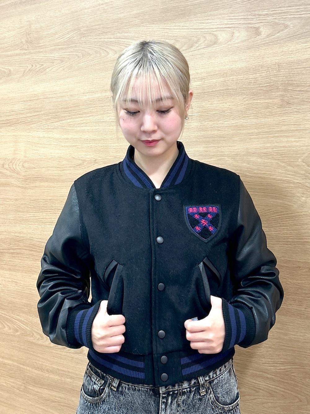「x-girl、xgirl、スタジャン、Xgirl_ootd、x-girl_ootd、スタジアムジャンパー、デニム、デニムパンツ、ローライズデニム、ダメージデニムパンツ、ショルダーバッグ」｜「X-girlのDISTRESSED LOOSE FIT DENIM PANTS（デニムパンツ、ブラック系）」を使った、あんなさん（レディース・157cm）の秋コーディネートの5枚目の写真