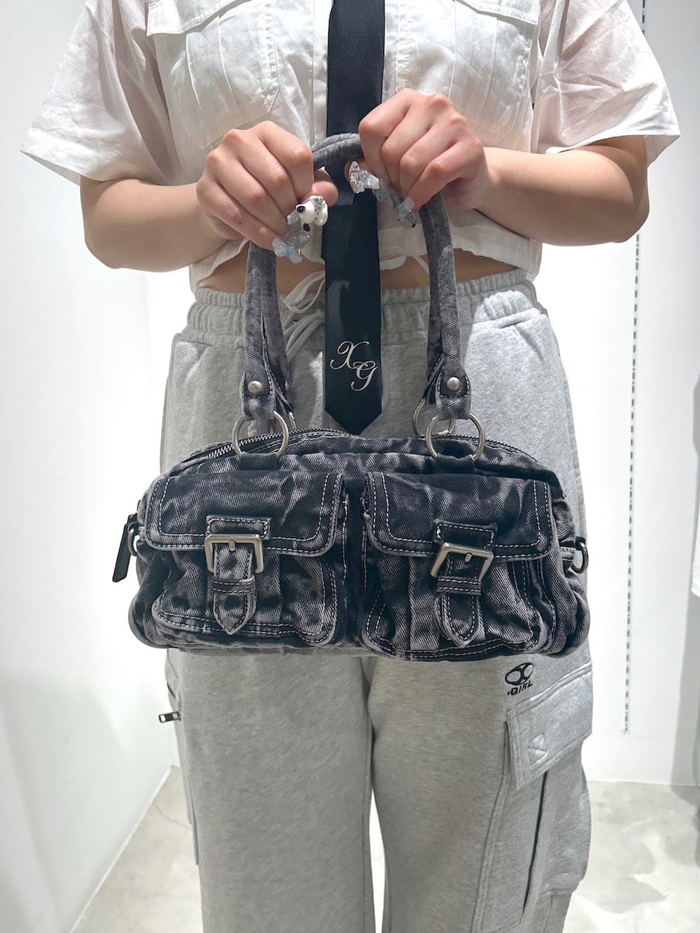 「xgirl、xgirl ootd、Xgirl_ootd、x-girl、xgirljp、x-girl_ootd、X-girl _ootd、エックスガール、夏コーデ、シャツスタイル、ネクタイ、スウェット、スウェットパンツ、ハンドバッグ、ビーニー」｜「X-girlのDOUBLE POCKET HAND BAG（ハンドバッグ、ブラック系）」を使った、あんなさん（レディース・157cm）の春コーディネートの4枚目の写真