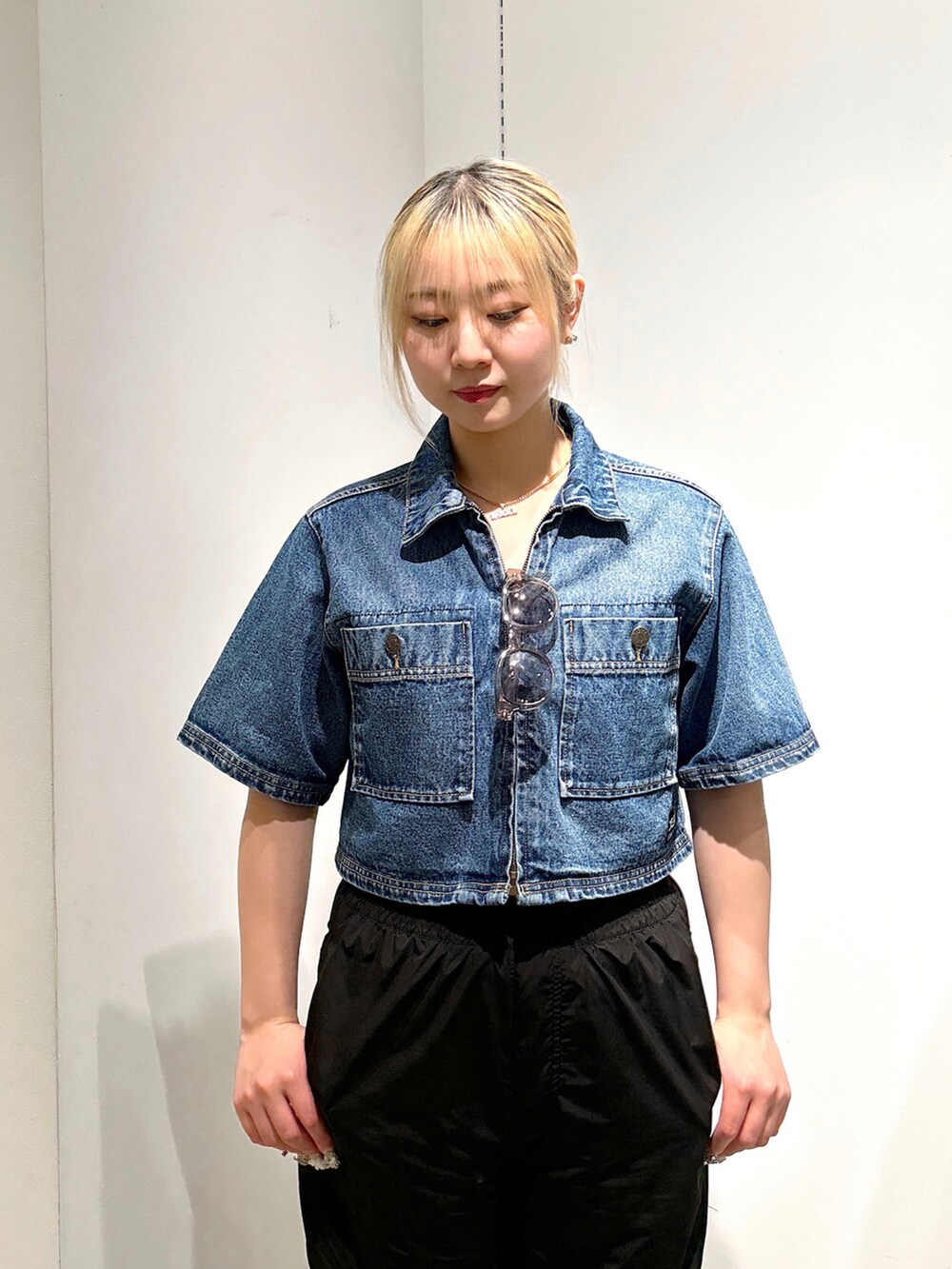「Xgirl_ootd、xgirl、x-girl、x-girl_ootd、X-girl、エックスガール、デニム、デニムシャツ、パンツスタイル、サングラス、メガネ、夏コーデ」｜「X-girlのLOOSE FIT TUCK PANTS（その他パンツ、ブラック系）」を使った、あんなさん（レディース・157cm）の春コーディネートの5枚目の写真