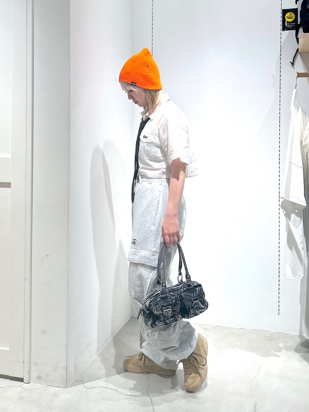「xgirl、xgirl ootd、Xgirl_ootd、x-girl、xgirljp、x-girl_ootd、X-girl _ootd、エックスガール、夏コーデ、シャツスタイル、ネクタイ、スウェット、スウェットパンツ、ハンドバッグ、ビーニー」｜「X-girlのDOUBLE POCKET HAND BAG（ハンドバッグ、ブラック系）」を使った、あんなさん（レディース・157cm）の春コーディネートの2枚目の写真
