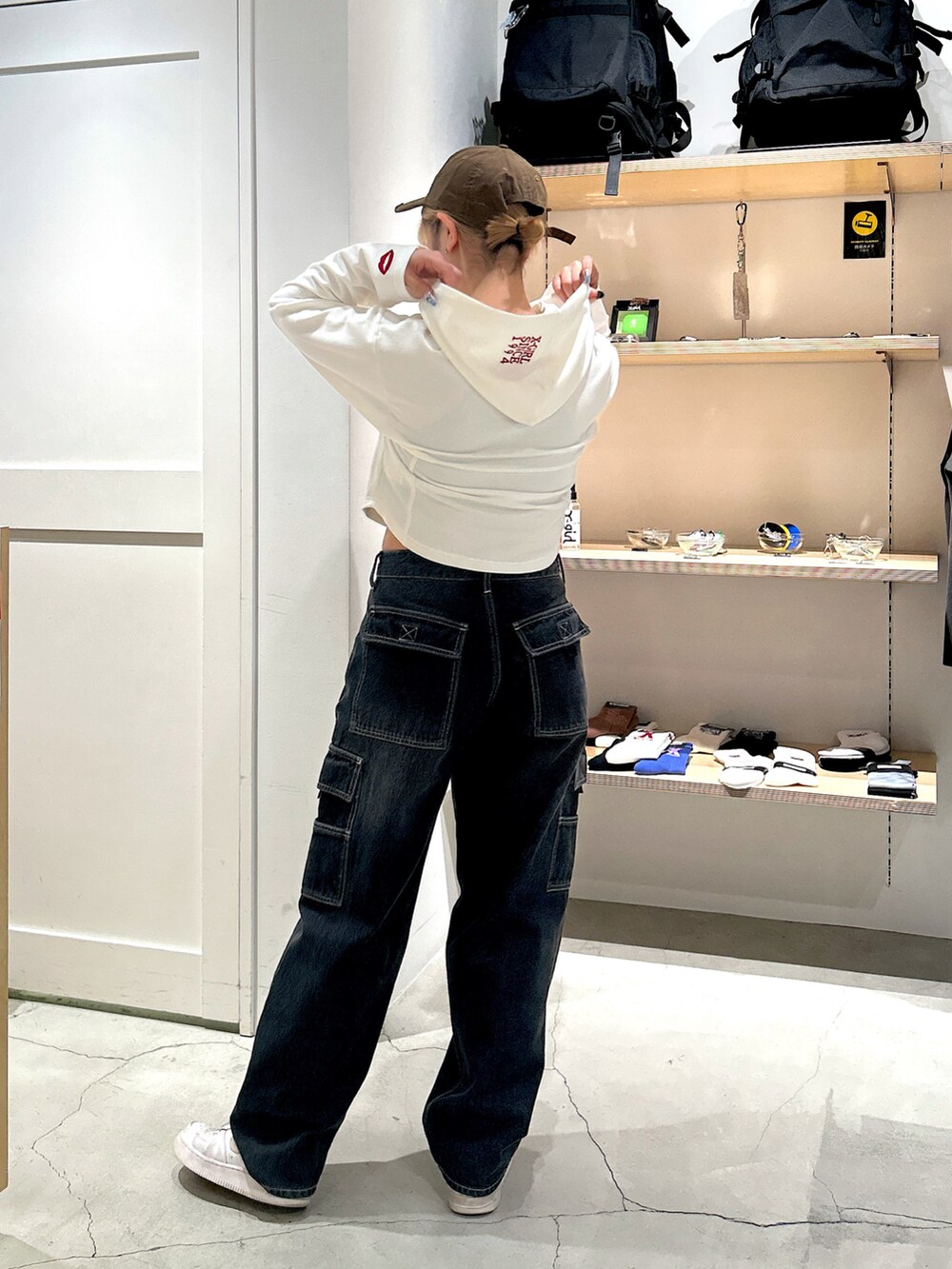 「xgirl、x-girl、Xgirl_ootd、X-girl原宿、キャップ、春コーデ、パーカー、クロップド丈、カーゴパンツ、シンプルコーデ、シンプル」｜「X-girlのCORSET SWEAT HOODIE（パーカー、ホワイト系）」を使った、あんなさん（レディース・157cm）の冬コーディネートの3枚目の写真
