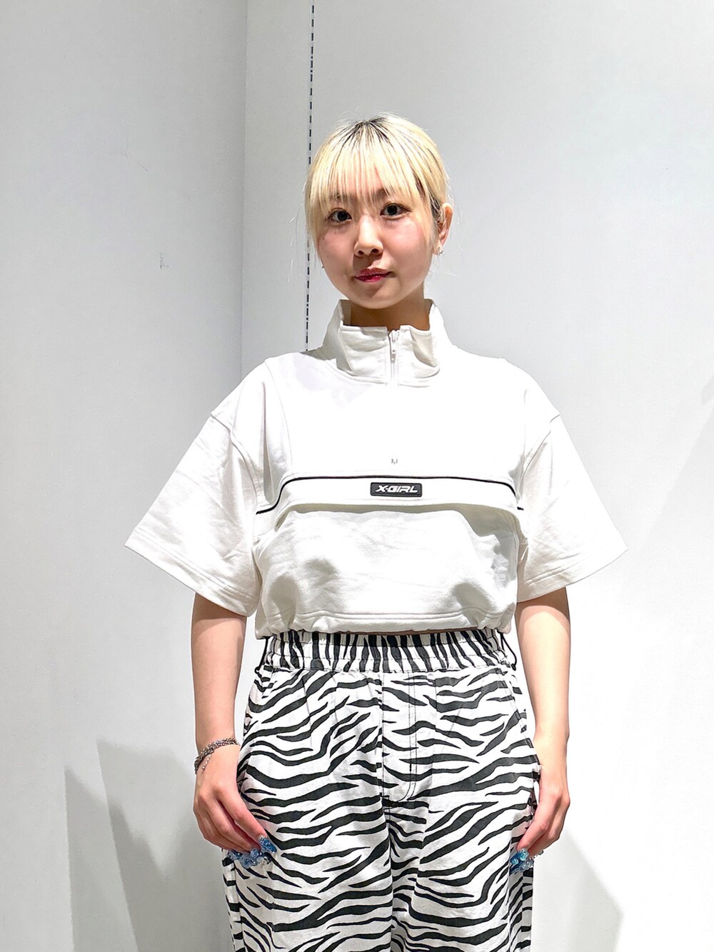 「夏コーデ、アノラックパーカー、イージーパンツ、ショルダーバッグ、xgirl、xgirljp、x-girl、Xgirl_ootd、xgirl ootd、X-girl」｜「X-girlのDRAWSTRING CROPPED ANORAK TOP（パーカー、ホワイト系）」を使った、あんなさん（レディース・157cm）の夏コーディネートの5枚目の写真