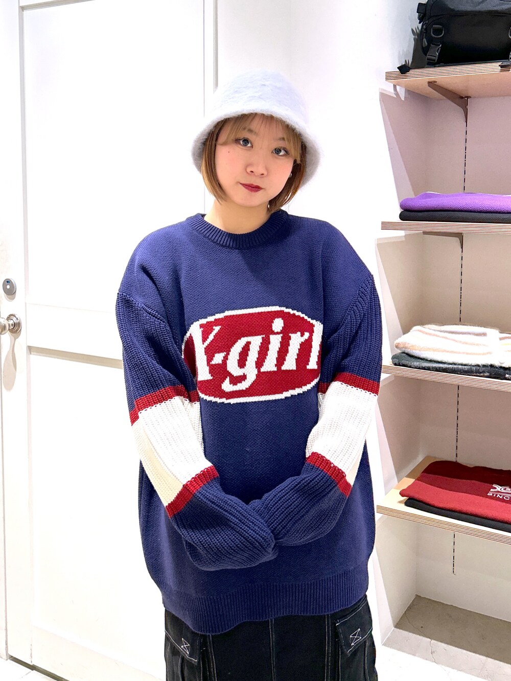 「xgirl、Xgirl_ootd、xgirl ootd、xgirl原宿、バケットハット、シャギーニット、シャギー、ニット、スカート、２ＷＡＹ、オーバーサイズ」｜「X-girlのFAUX LEATHER 2WAY BOSTON BAG（ショルダーバッグ、ブルー系）」を使った、あんなさん（レディース・157cm）の冬コーディネートの5枚目の写真