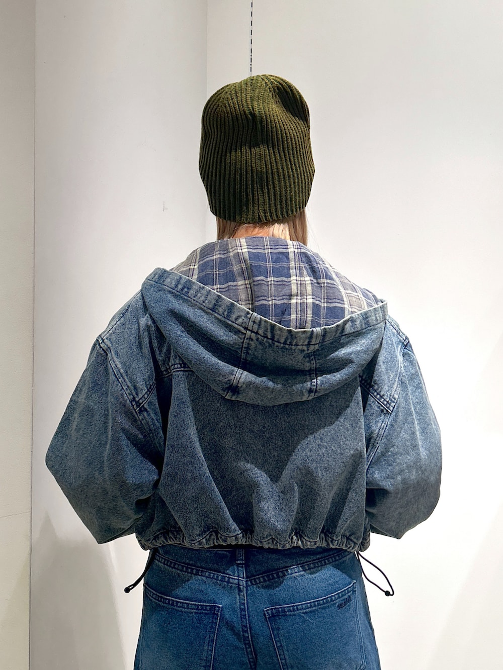 「xgirl、x-girl、Xgirl_ootd、X-girl、エックスガール、デニムジャケット、ロンT、デニムパンツ、ローライズデニム、ビーニー、ニット」｜「X-girlのLOW RISE HEM TUCK DENIM PANTS（デニムパンツ、ブルー系）」を使った、あんなさん（レディース・157cm）の秋コーディネートの5枚目の写真