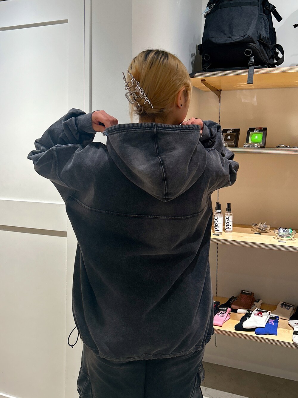 「x-girl、xgirl、Xgirl_ootd、X-girl原宿、セットアップ、アノラックパーカー、スウェットパンツ、カーゴスウェットパンツ、ショルダーバッグ、ハンドバッグ」｜「X-girlのCARGO SWEAT PANTS（スウェットパンツ、ブラック系）」を使った、あんなさん（レディース・157cm）の冬コーディネートの5枚目の写真